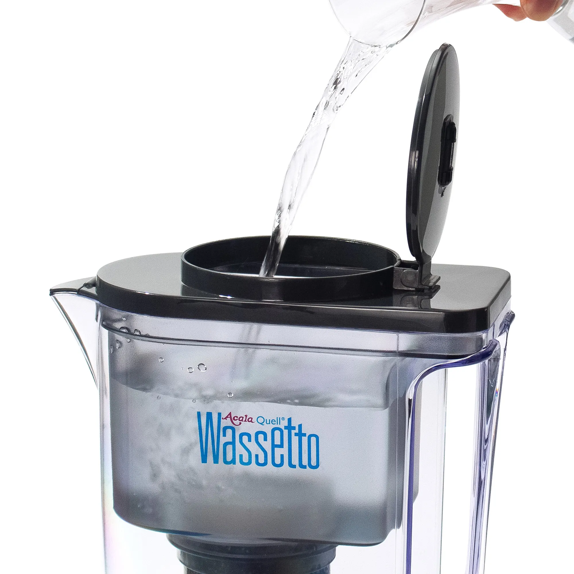 Kannenfilter Wassetto vor weißem Hintergrund. Durch die runde Klappe im Deckel wird der obere Tank mit Wasser befüllt