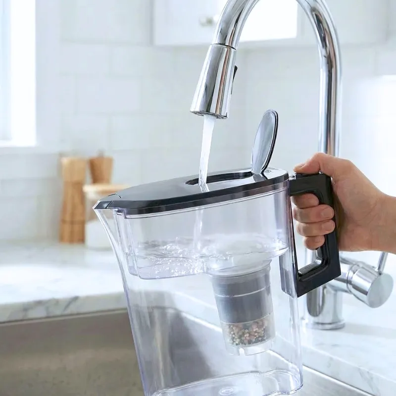 Kannenfilter Nilo am Wasserhan beim einfüllen von Wasser