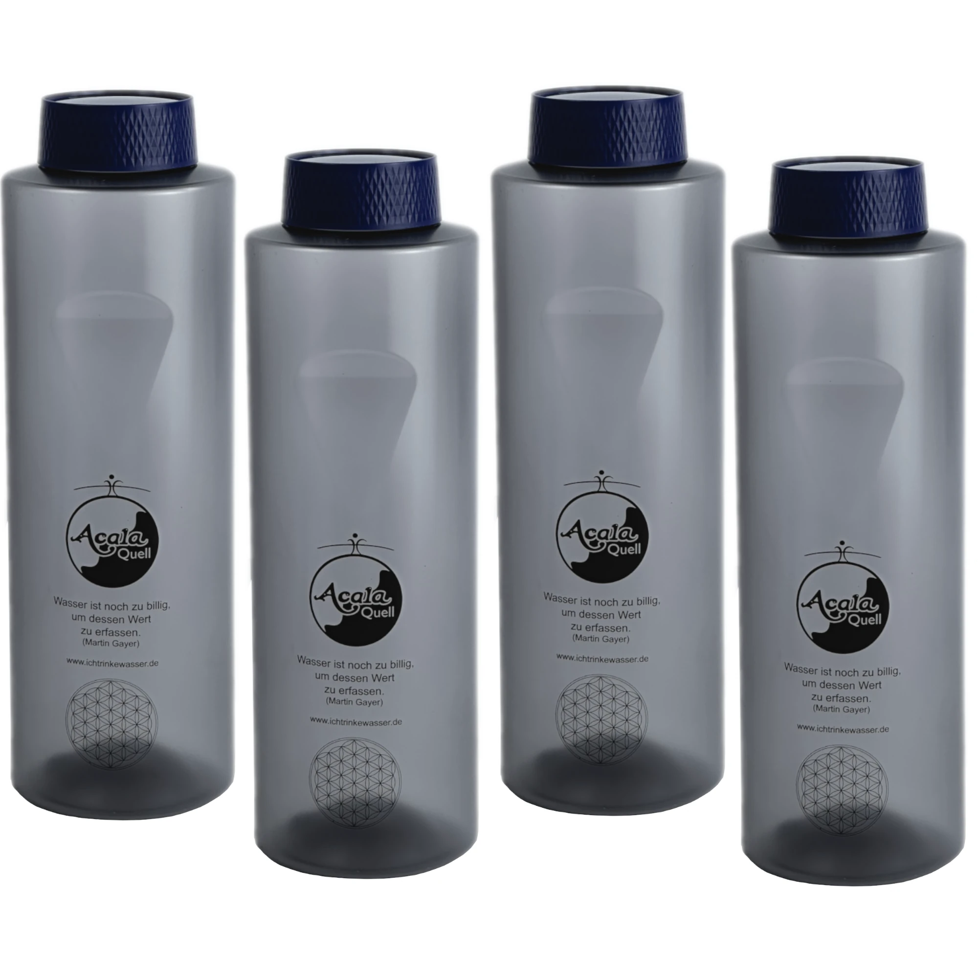 Vier Tritan Trinkflaschen Grip 0,8L in anthrazit mit blauem Schraubdeckel vor weißem Hintergrund.