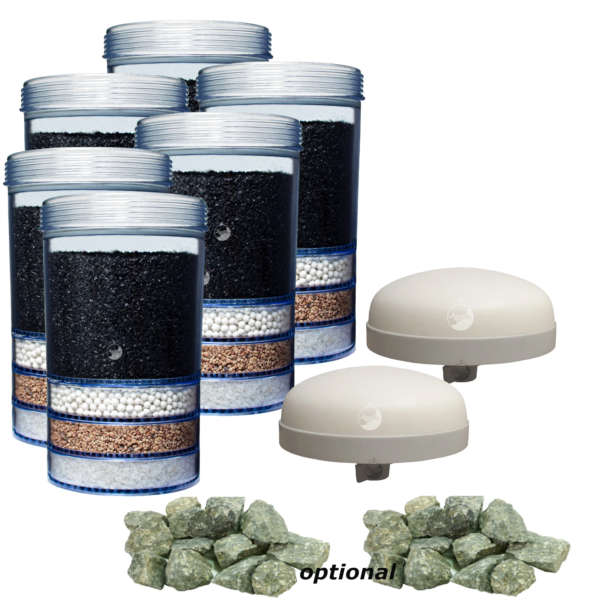 Sechs Essence Filterkartuschen für Acala Standwasserfilter, zwei flache Keramik Vorfilter und 2 Haufen mit grau grünen Mineralsteinen vor weißem Hintergrund.