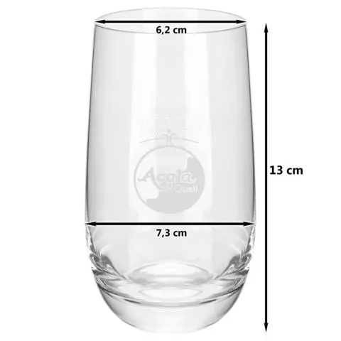 Zu sehen ist ein längliches Trinkglas mit der Blume des Lebens auf der einen und Acala Logo auf der anderen Seite. An dem Glas sind schwarze Pfeile an denen Maße stehen. Das Bild zeigt das Trinkglas Valentin von Acala.