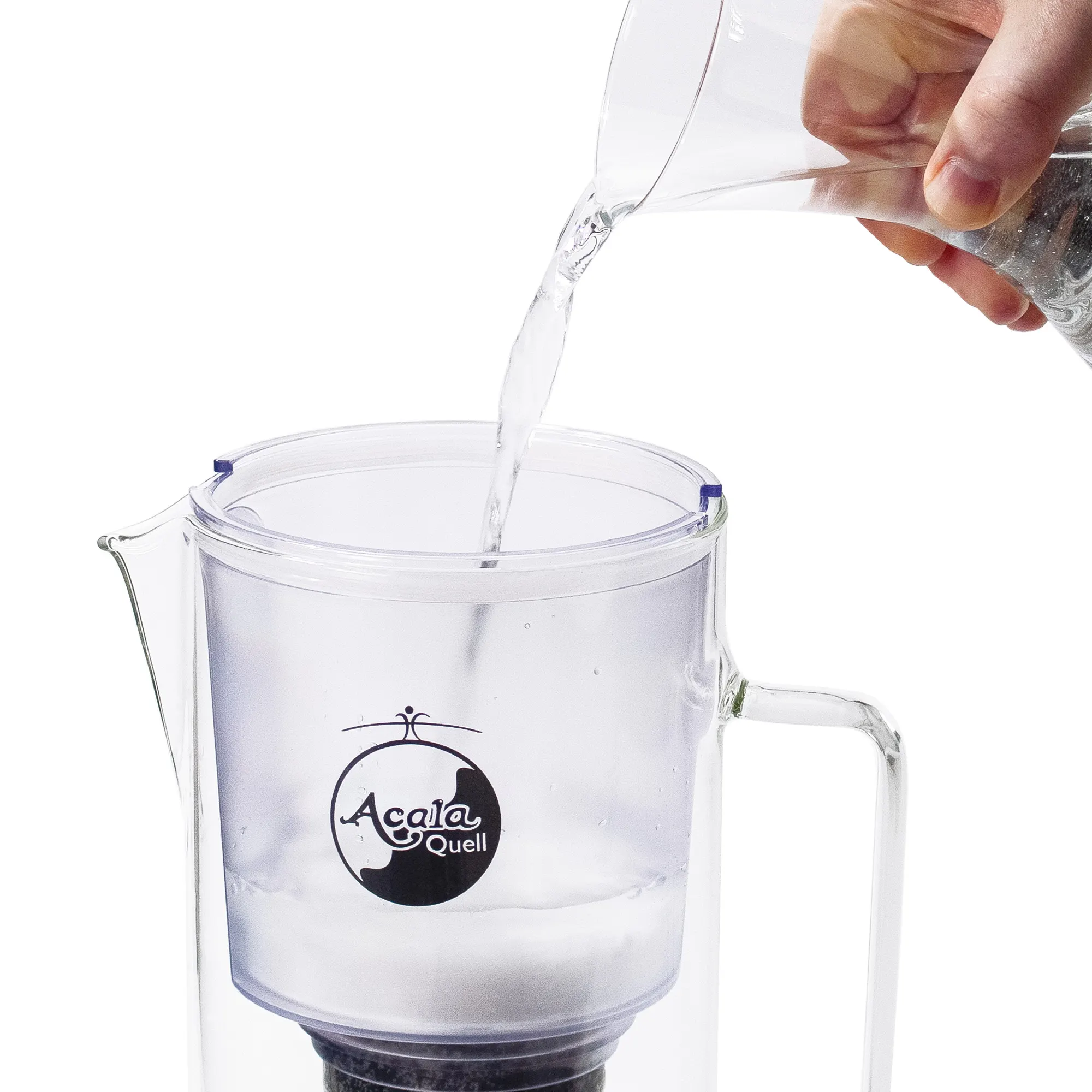 Kannenfilter Silizia vor weißem Hintergrund. Der obere Tank wird mit Wasser befüllt