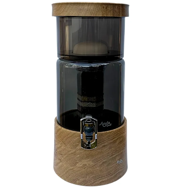 Kompakter AcalaQuell Mini Wasserfilter in Antrazit mit Glastank und flachem Deckel sowie Sockel aus massivem Eichenholz.