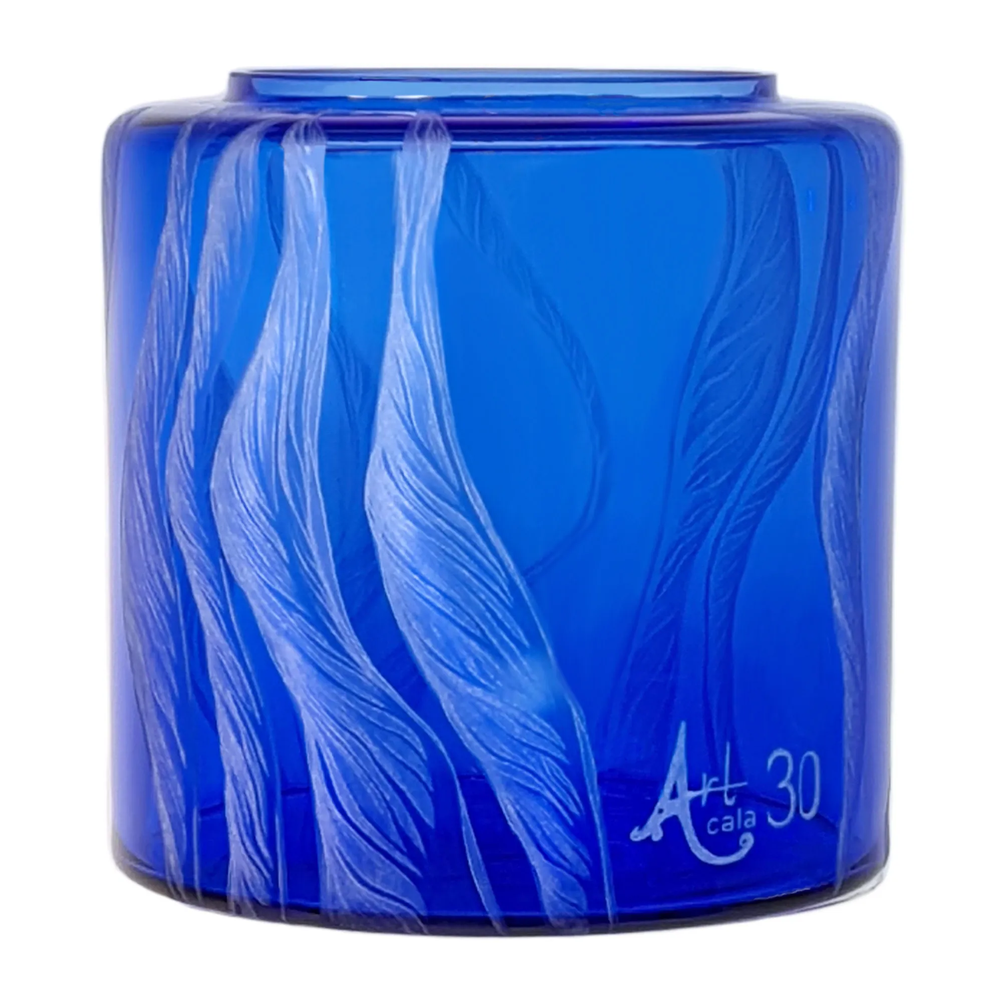 Vorratstank für Wasserfilter Mini mit einer Handgravur. Die Gravur zeigt, auf blauem Glas. Wellen die in welligen Linien gerade am Glas noch oben gehen, die Wellen verteilen sich rund um das runde Glas. Ansicht von hinten.