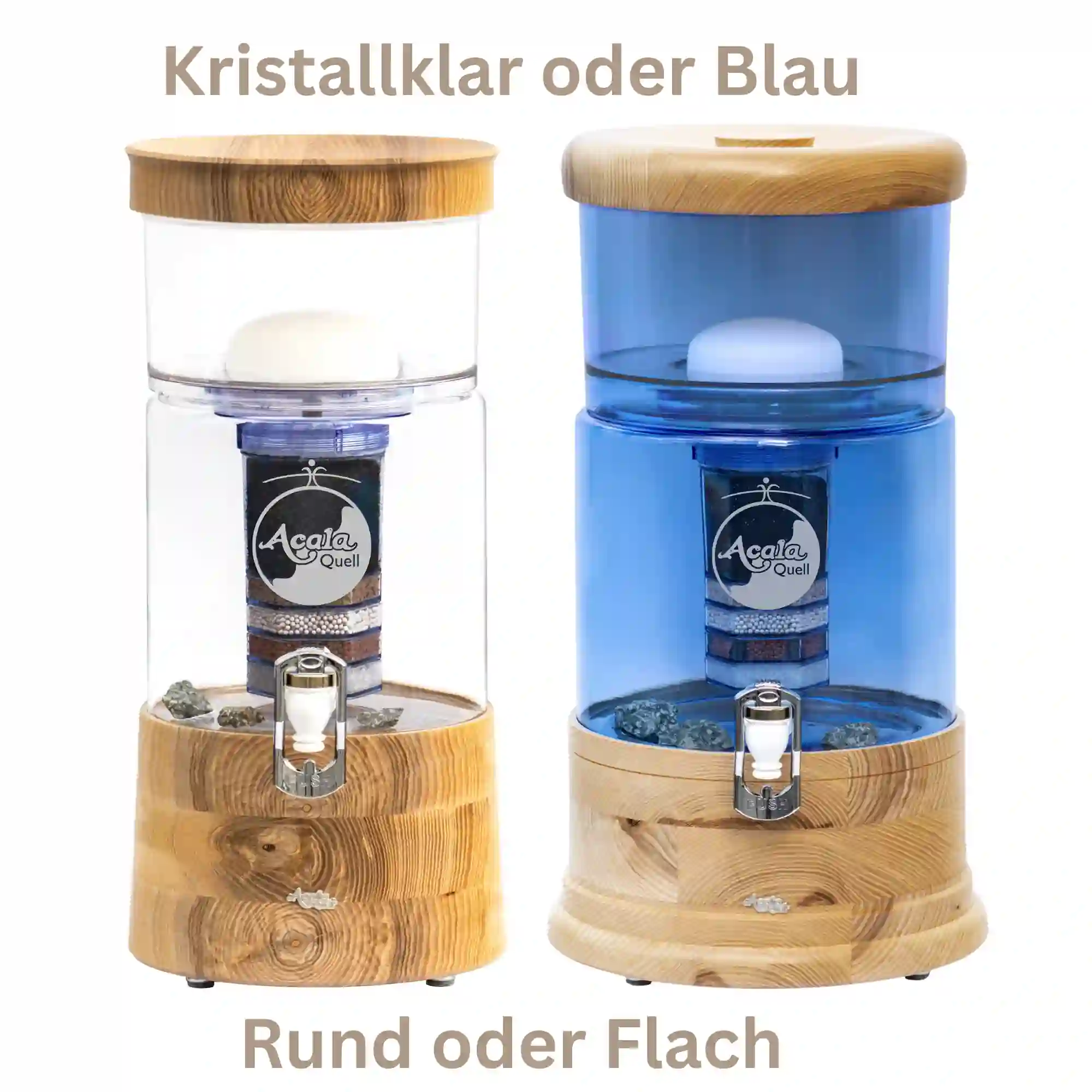 2 Standfilter von Acala mit Esche Holzsockel und Deckel. Einer mit klarem Glas der andere mit blauem Glas. Weißer Hintergrund.