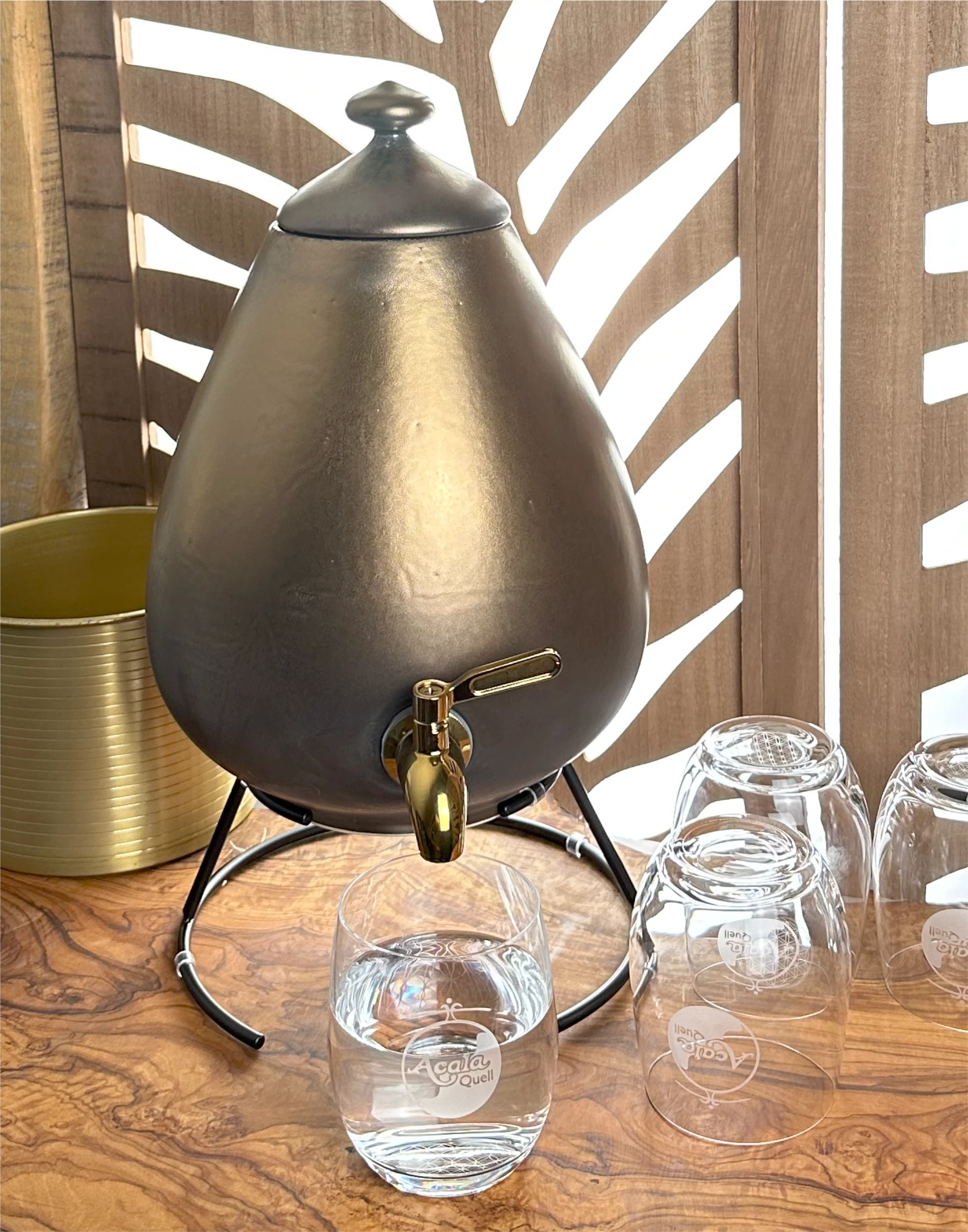 eiförmiger Wasserspender in gold