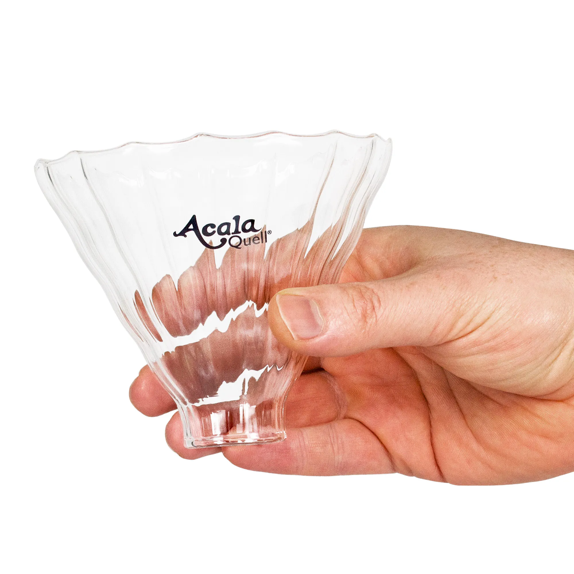 Eine Hand hält den Glastrichter von Acala, weißer Hintergrund.
