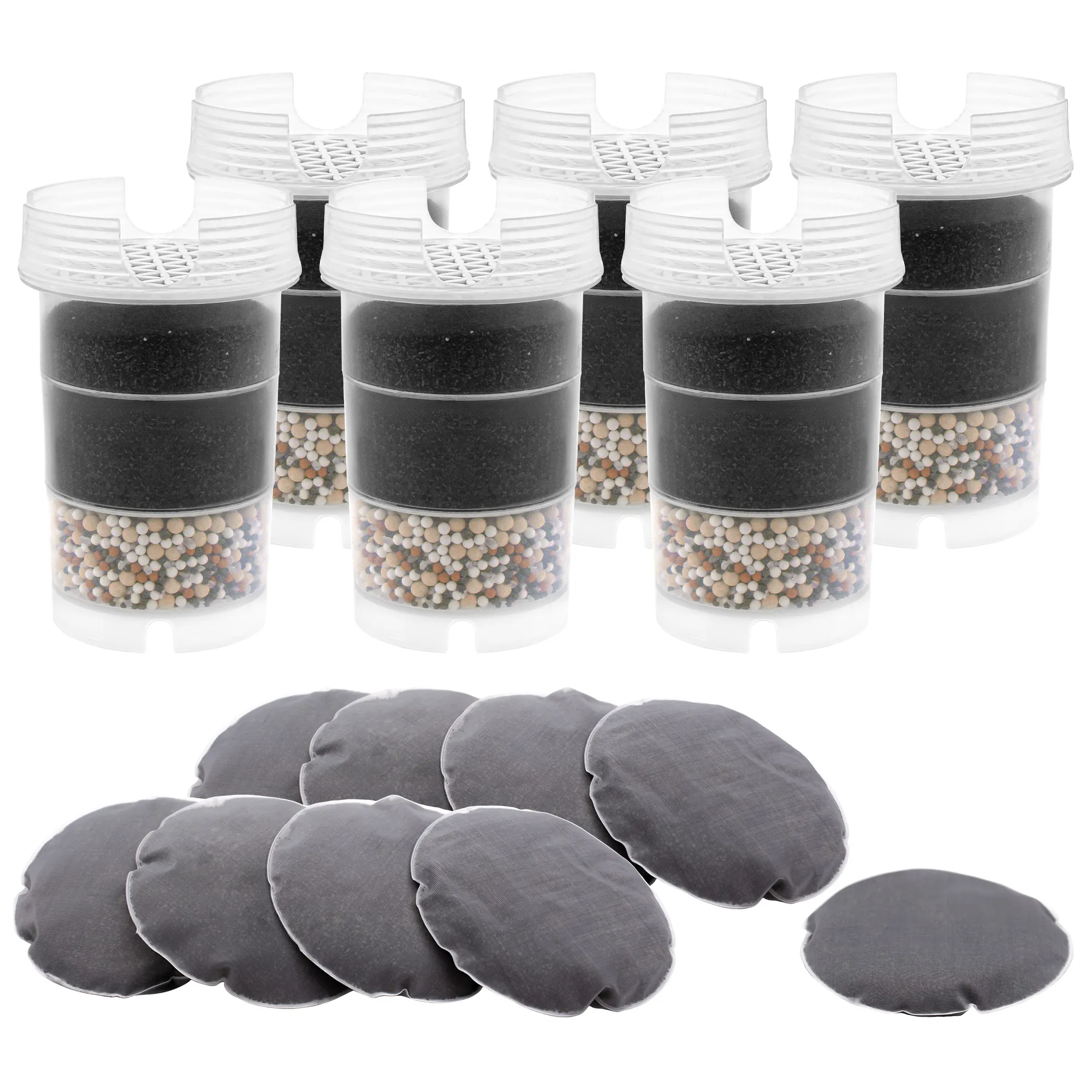Sechs Filterkartuschen für AcalaQuell Kannenwasserfilter ONE, Swing, Sunny, Wassetto und Silizia nebeneinander stehend, davor liegen neun schwarze Kalkfilterpads. Mit diesem Jahrespaket kann man zwölf Monate Wasser filtern und Kalk reduzieren.