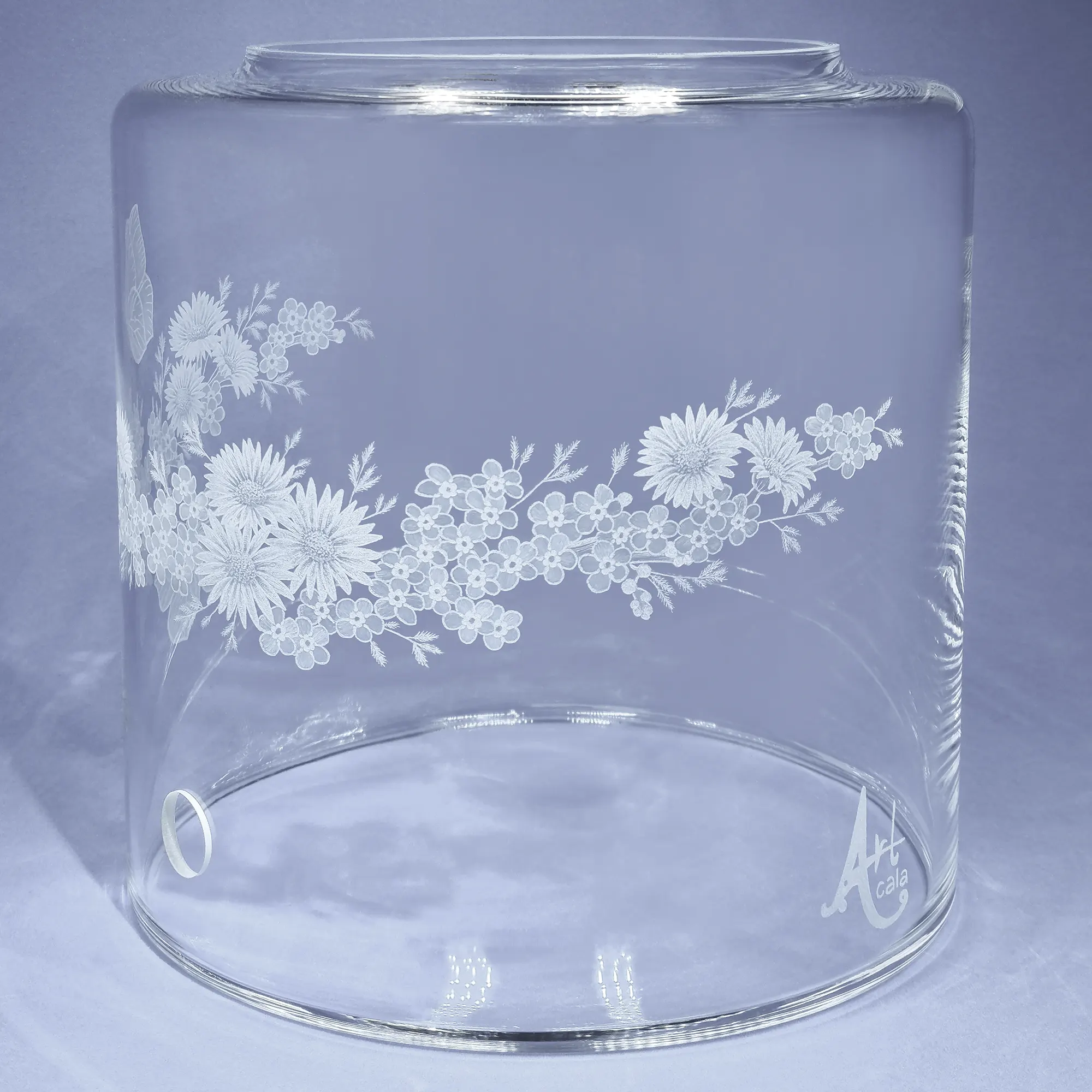 Vorratstank aus Glas für einen Acala Wasserfilter in klarem Glas mit dem gravierten Kranz,umlaufende um das runde Glas.In dem Granz sind Vergissmeinnicht, Schmetterlinge und Gänseblümchen.Rechte Ansicht.
