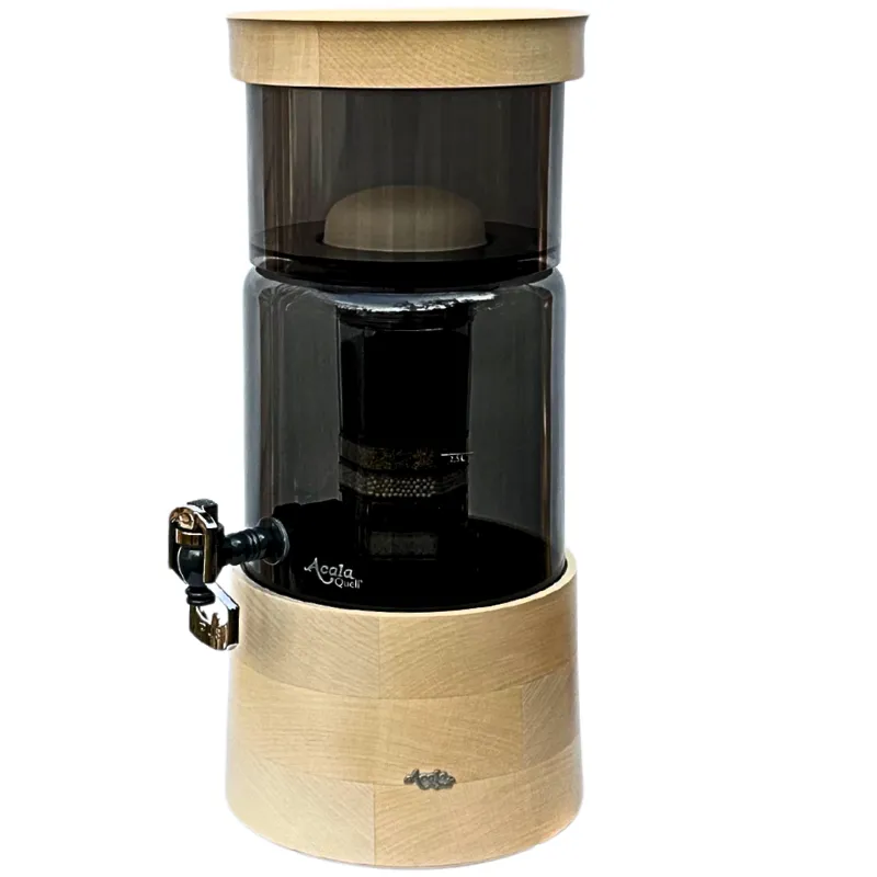Anthrazittfarbener AcalaQuell Mini mit Glasbehälter und flacher Ahorn-Holzvariante für Deckel und Sockel.