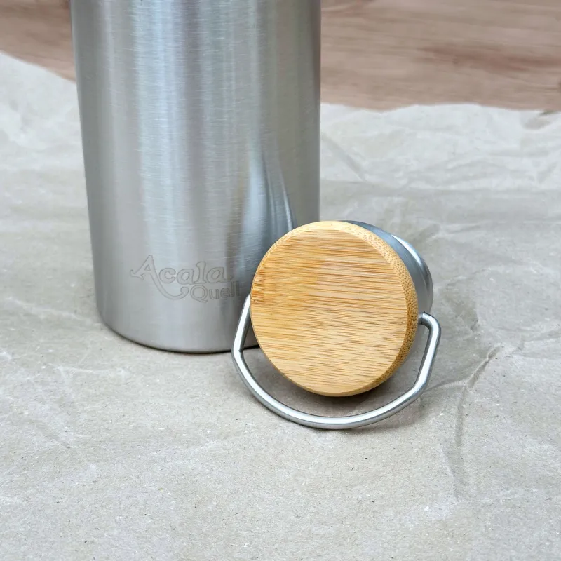 Nahaufnahme von Thermoskanne mit Deckel Deckel von oben mit Bambusholz