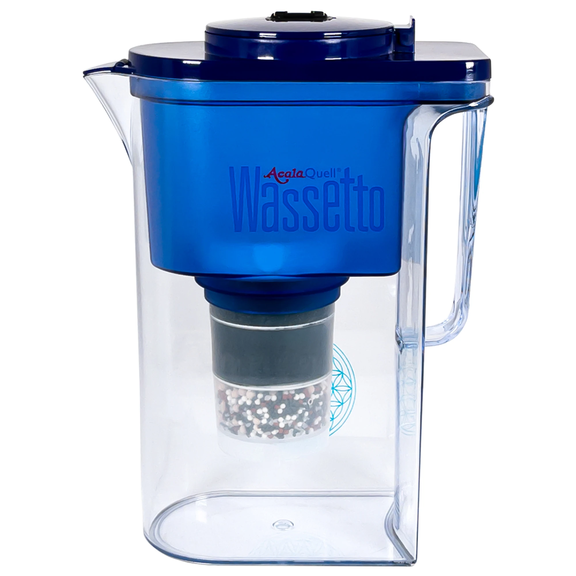 Zu sehen ist der Acala Wassetto Kannen Wasserfilter inklusive einer Filterkartusche und einem Mikroschwamm mit Deckel in dunkelblau vor weißem Hintergrund. Man schaut frontal auf den Filter und sieht den Aufdruck AcalaQuell Wassetto.