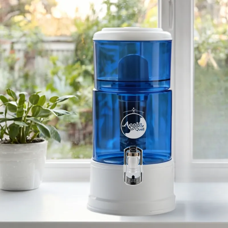 Wasserfiltr mit blauem Glas und klarem Wasser
