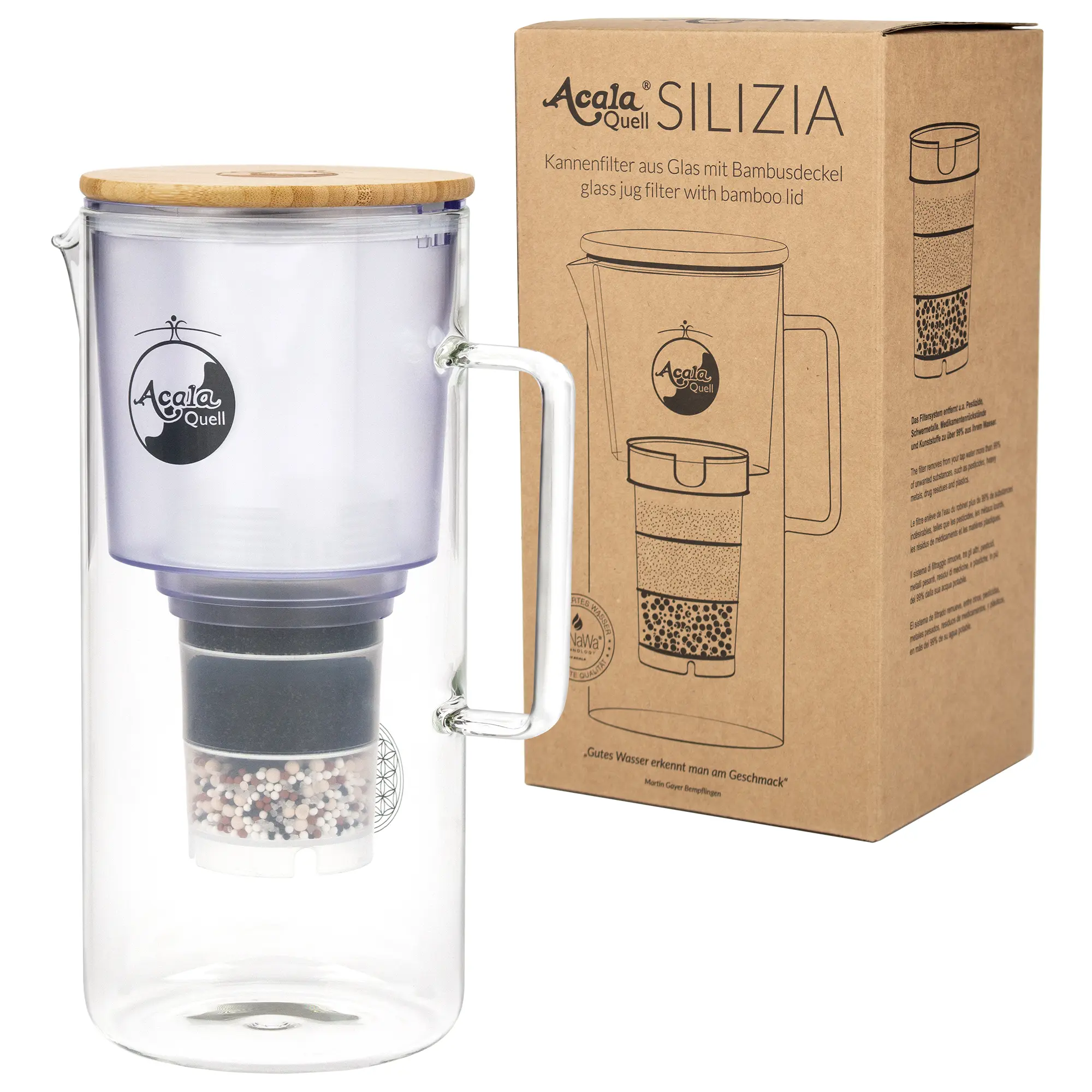 Zu sehen ist der Acala Kannenfilter Silizia aus Glas inklusive einer Filterkartusche und einem Mikroschwamm mit Bambus Deckel vor weißem Hintergrund. Neben der Kanne sieht man den Verpackungskarton.