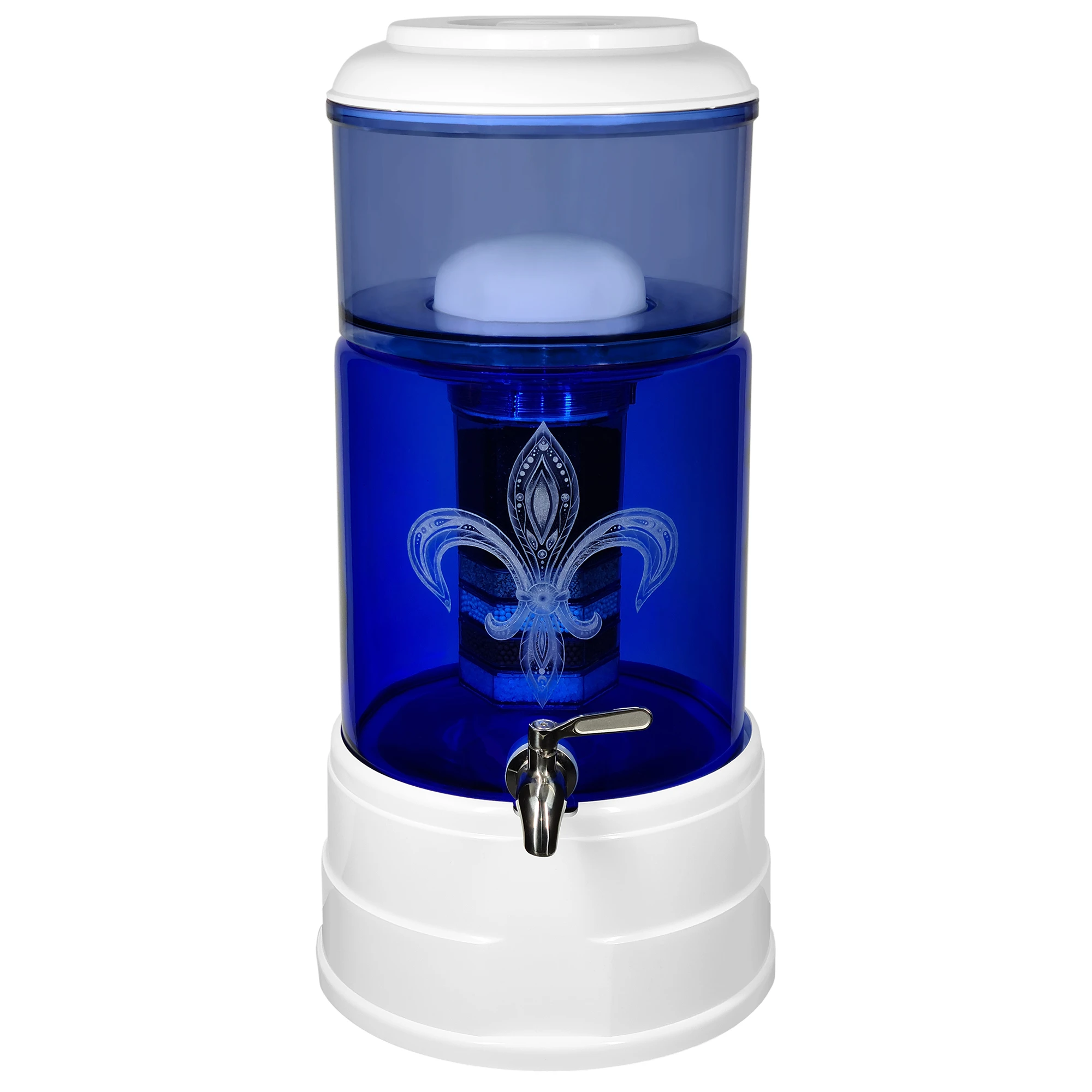 Ein Acala Wasserfilter Mini mit einer Handgravur. Die Gravur zeigt, auf blauem Glas, einer Lilie in der filigrane Muster sind. Ansicht von hinten.