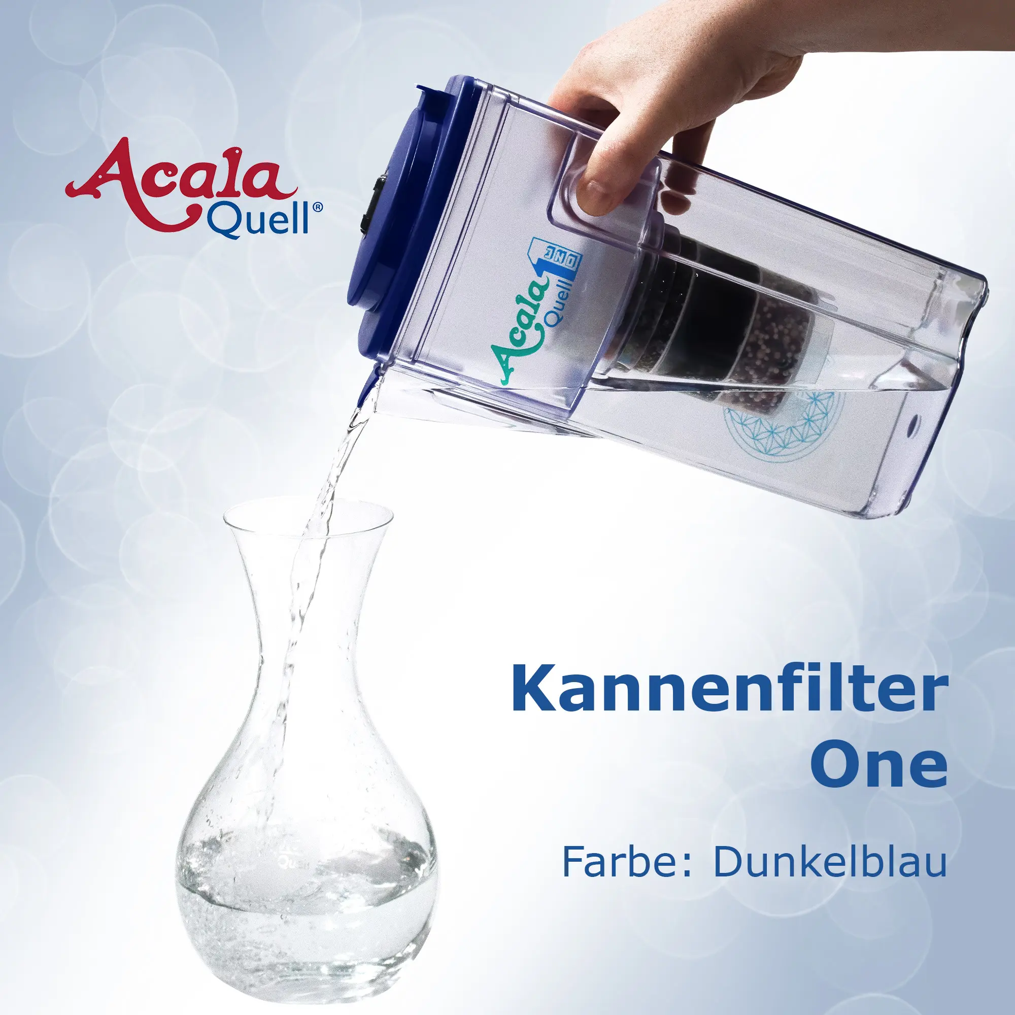 Frisch gefiltertes Wasser wird aus dem Kannenfilter One in eine Glaskaraffe gegossen