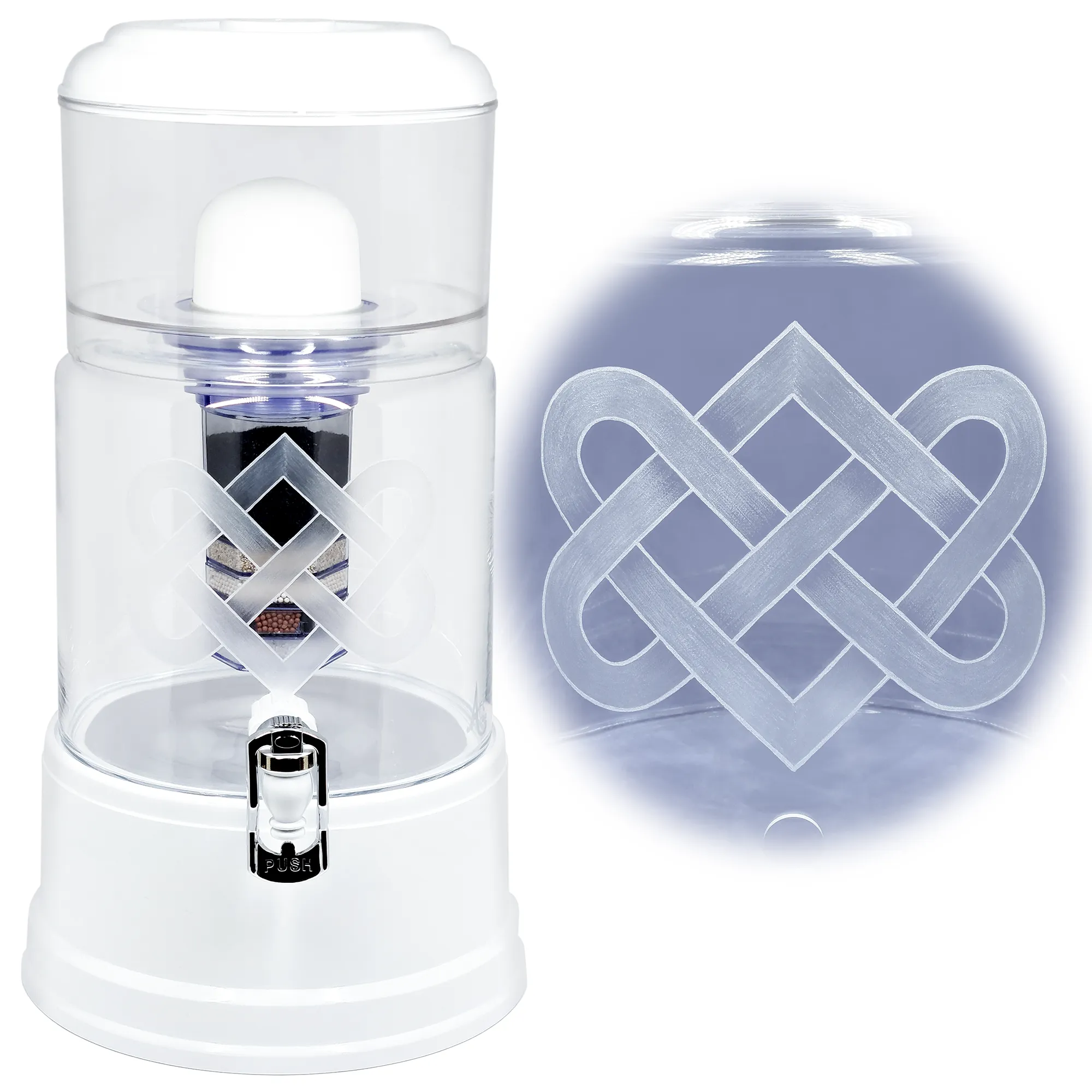 Ein Acala Standwasserfilter aus klarem Glas auf, dass der Liebesknoten graviert ist.Daneben ist eine rund ausgeschnittene Nahaufnahme des Liebesknoten.