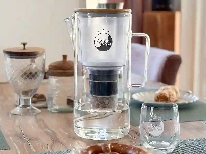 Ein gedeckter Tisch, im Fokus ist ein Kannenfilter von Acala aus Glas