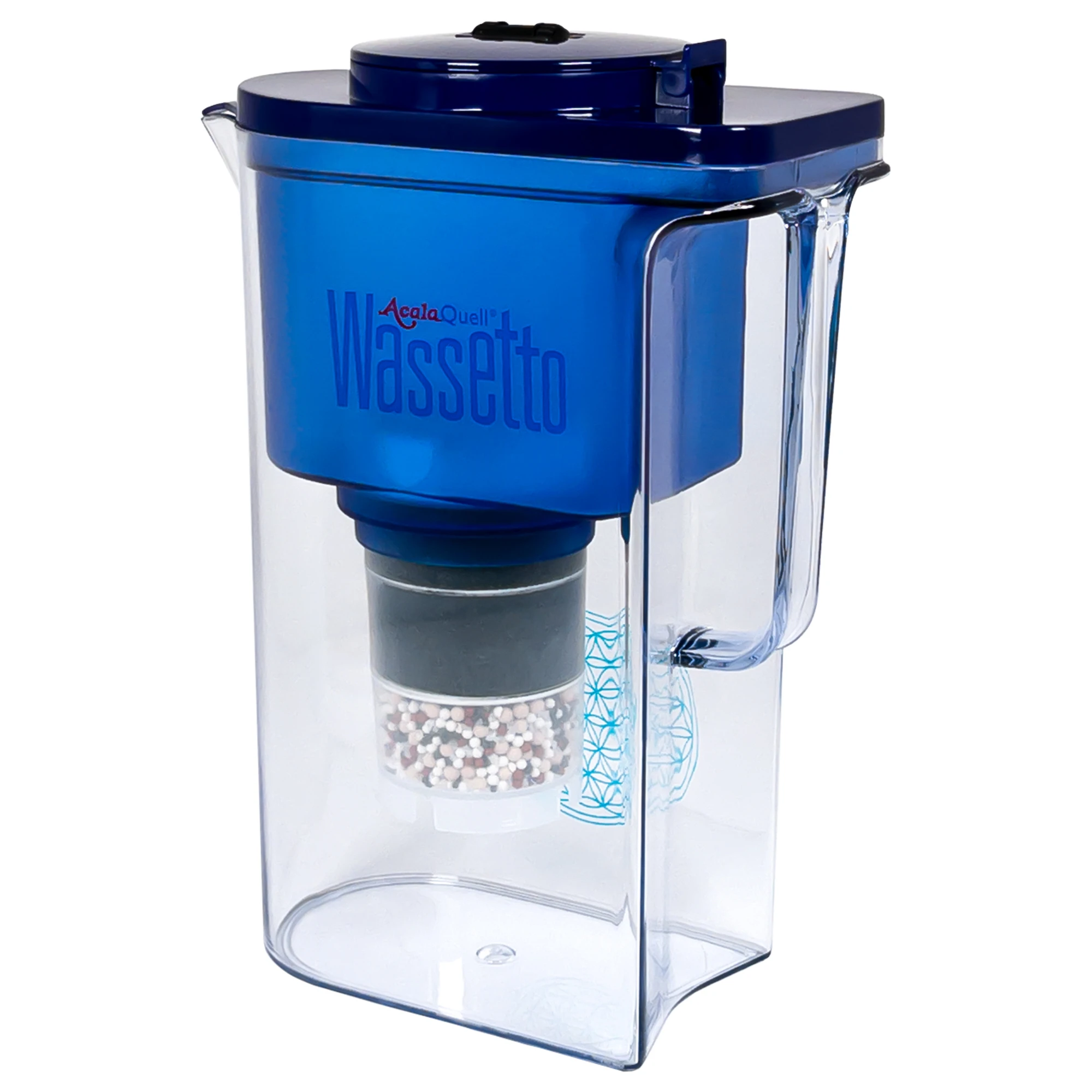 Zu sehen ist der Acala Wassetto Kannen Wasserfilter inklusive einer Filterkartusche und einem Mikroschwamm mit Deckel in dunkelblau vor weißem Hintergrund. Man schaut schräg auf die Front des Filters und sieht den Aufdruck AcalaQuell Wassetto.