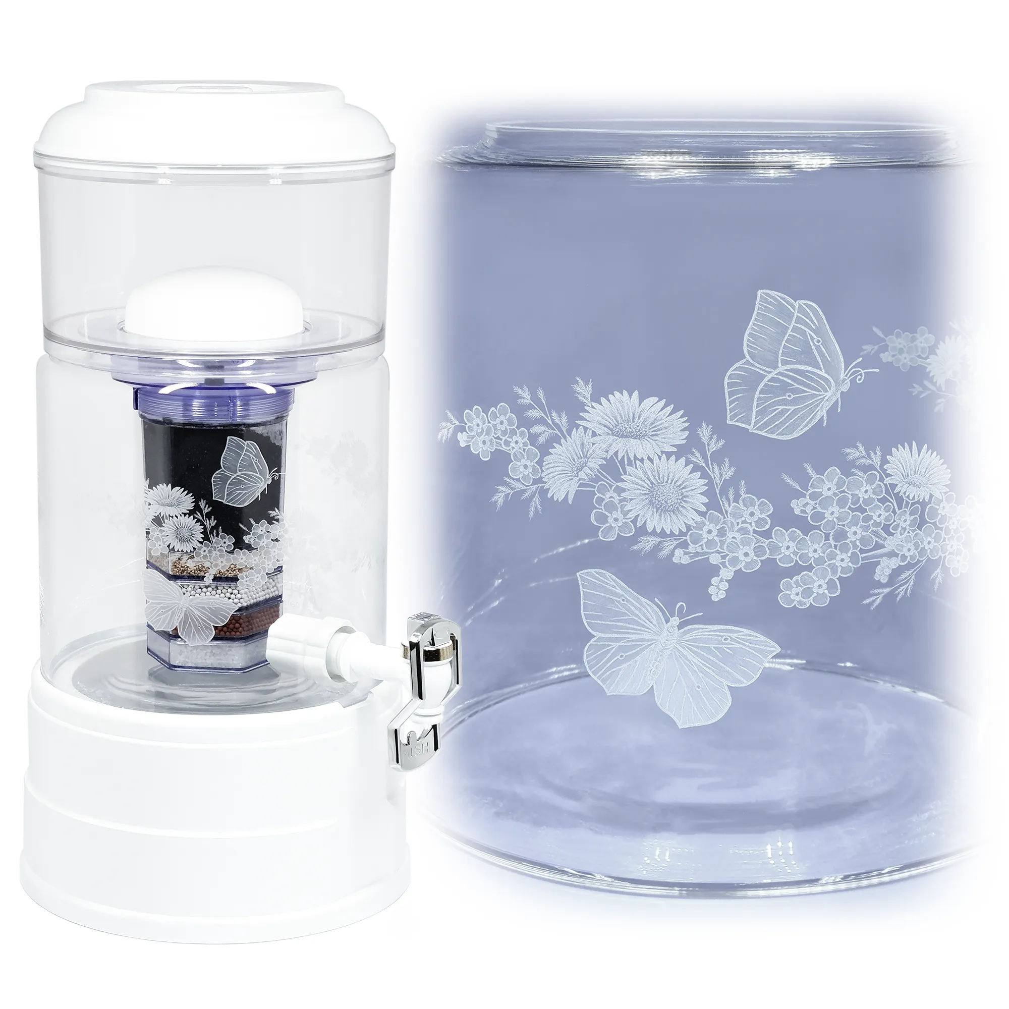 Ein Acala Wasserfilter in klarem Glas mit dem gravierten Kranz,umlaufende um das runde Glas.In dem Granz sind Vergissmeinnicht, Schmetterlinge und gänseblümchen.Rechts von dem Wasserfilter ist eine Nahaufnahme der Gravur. 