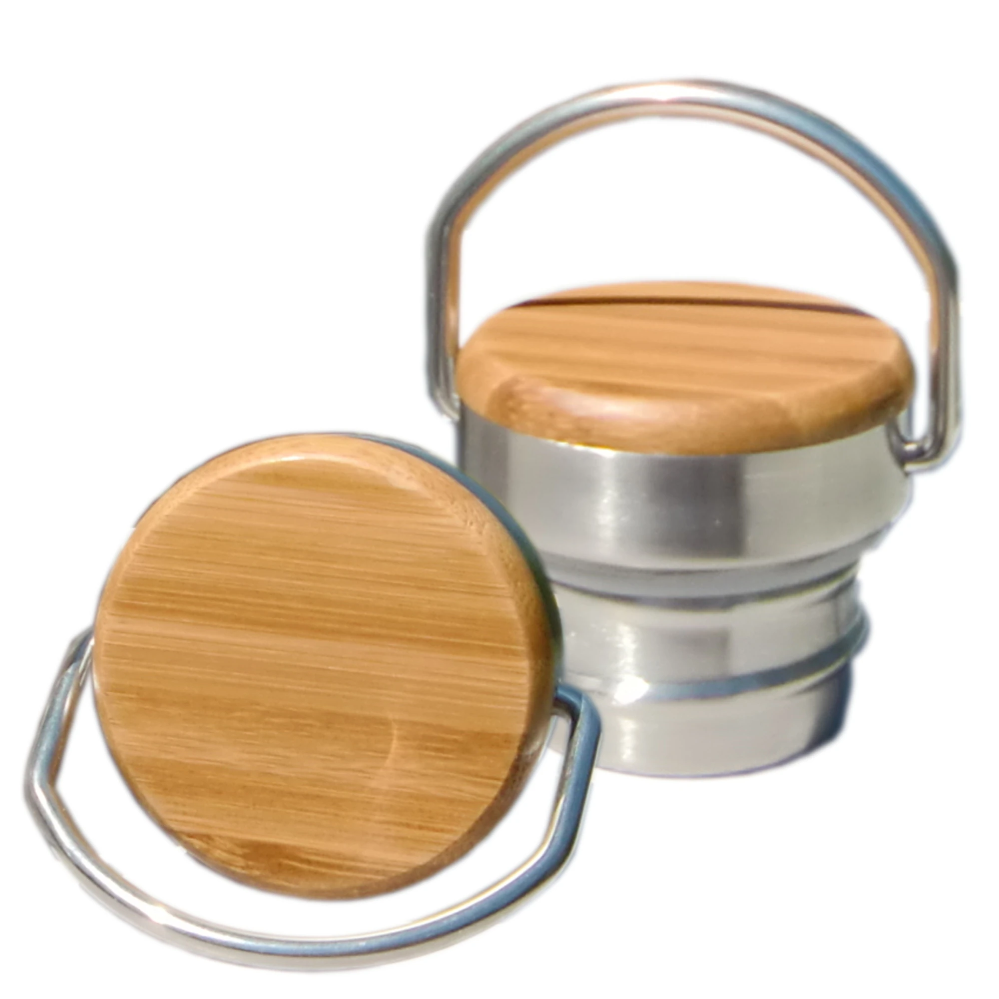 Ein Deckel aus Edelstahl mit Bambus holzdeckel. Ansicht einmal von vorne und einmal von der Seite.