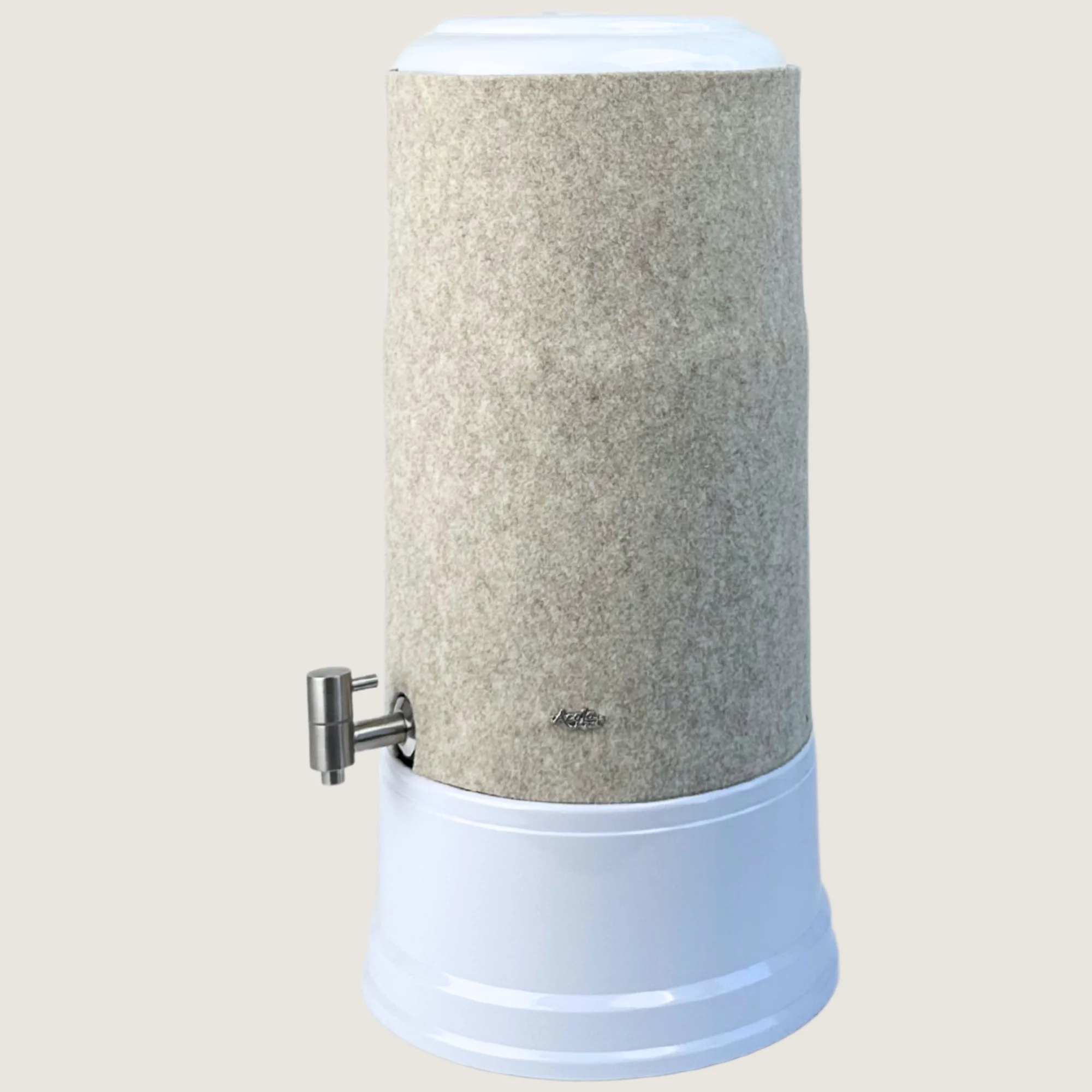 AcalaQuell Grande mit Sockel und Deckel in weiß, Edelstahl Wasserhahn und Schurwolle Lichtschutzüberzug in beige.