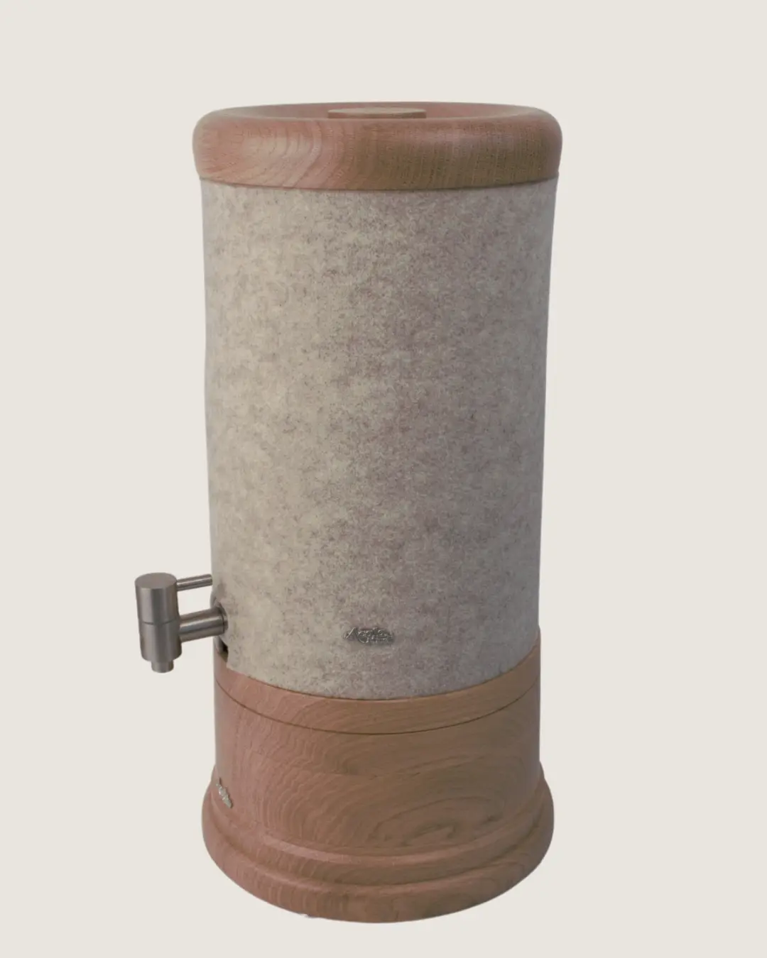 Standwasserfilter Mini von Acala mit Eiche Echtholz Deckel und Sockel und Schurwolle Lichtschutz in beige.