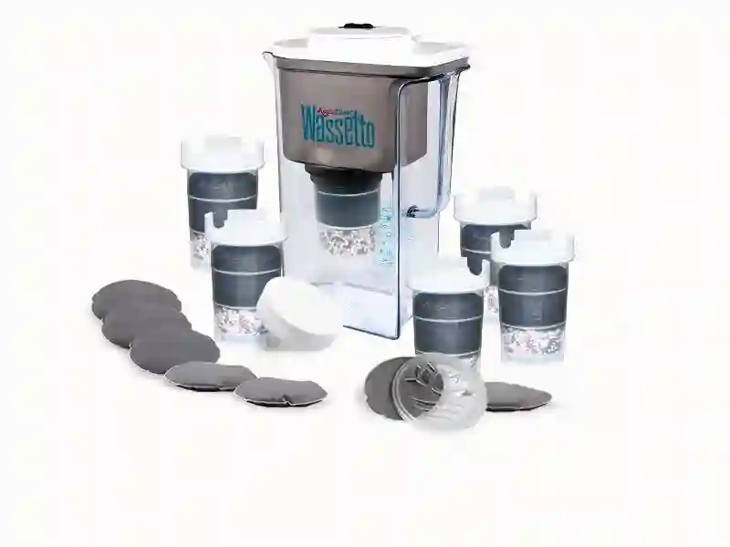 Ein Kannenfilter Wassetto mit Darum verteilten Kartuschen und Kalkfilter