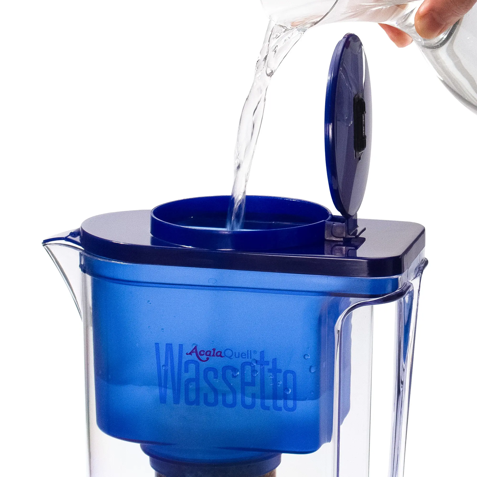 Kannenfilter Wassetto vor weißem Hintergrund. Durch die runde Klappe im Deckel wird der obere Tank mit Wasser befüllt