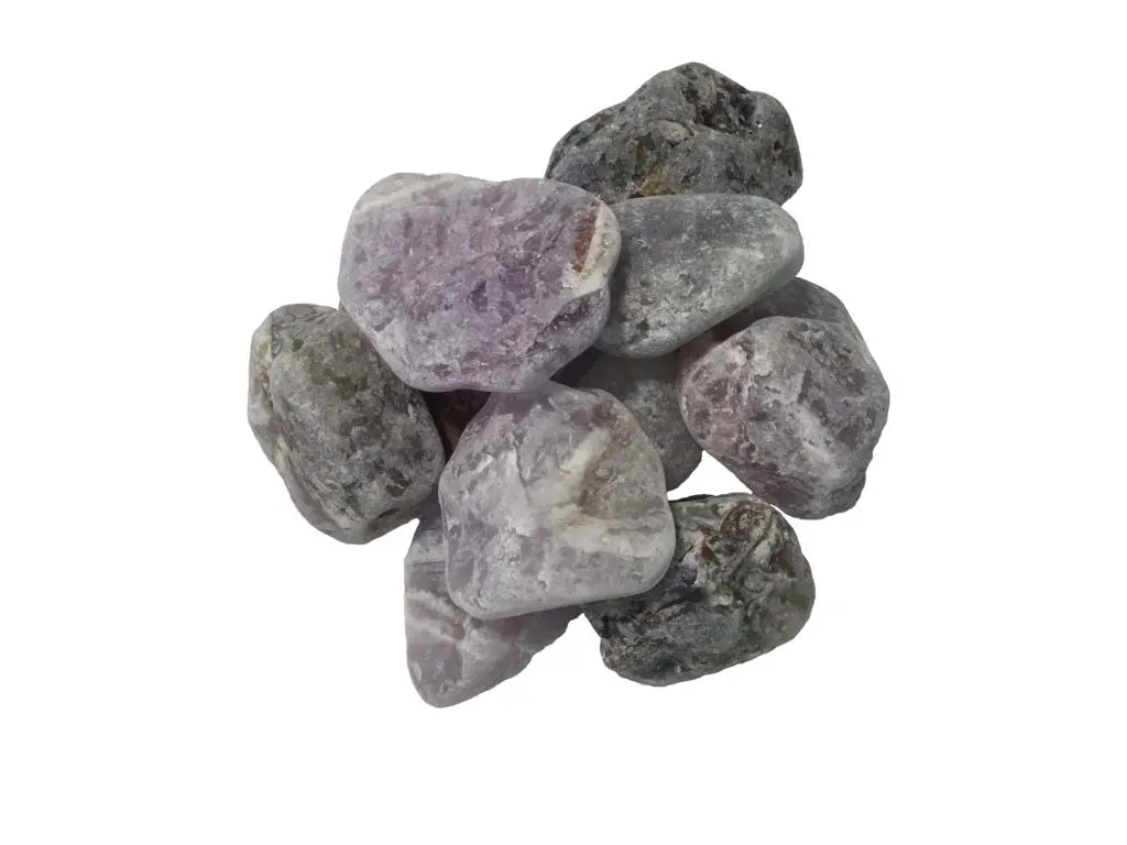 Amethyst  Wassersteine Lilane Amethyst Wassersteine auf einem Haufen, weißer Hintergrund.