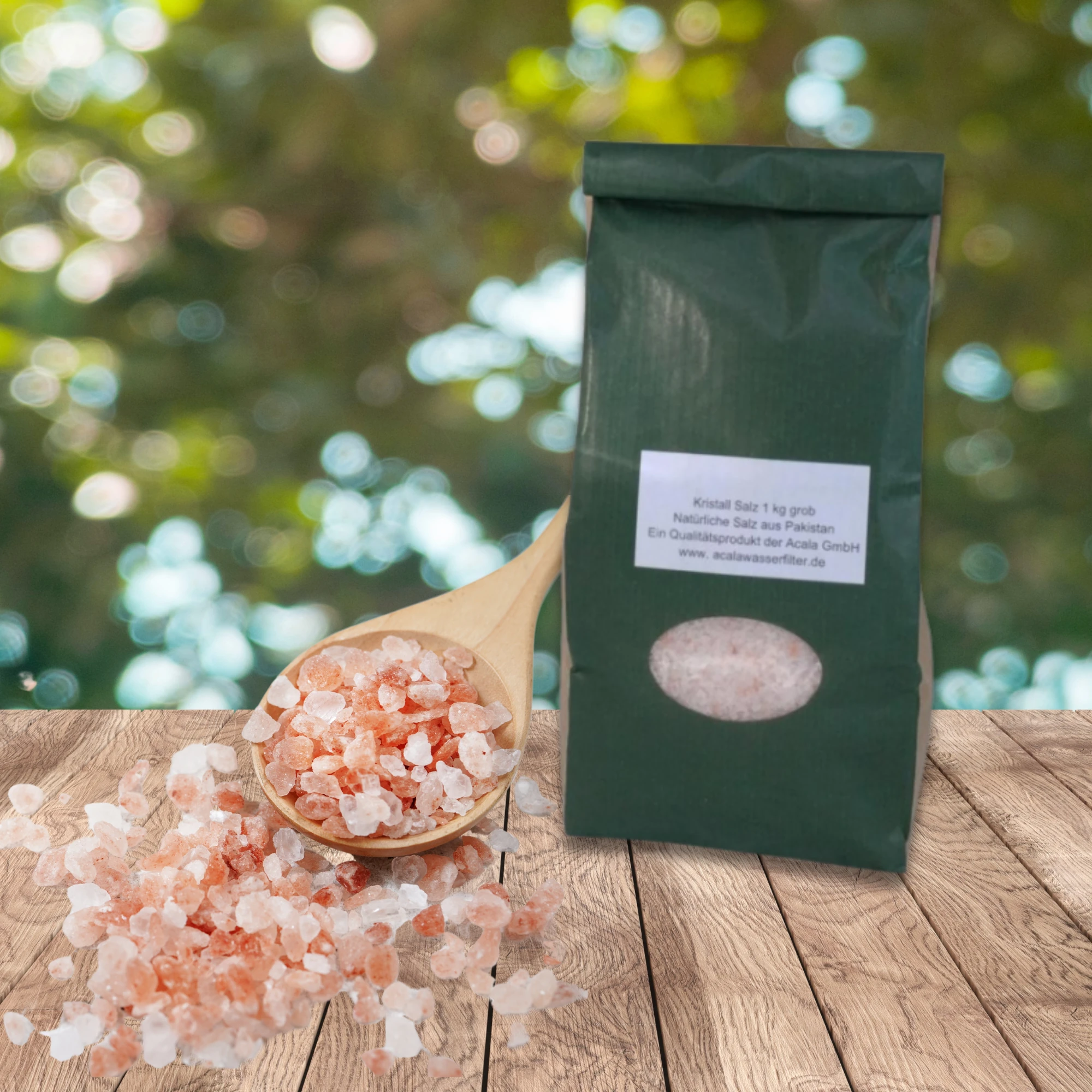 Kristallsalz 1 kg - grob grobes Salz auf Holztisch