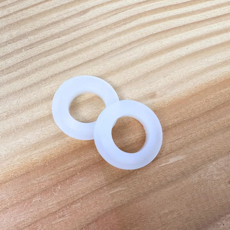 dichtungen auf holzplatte