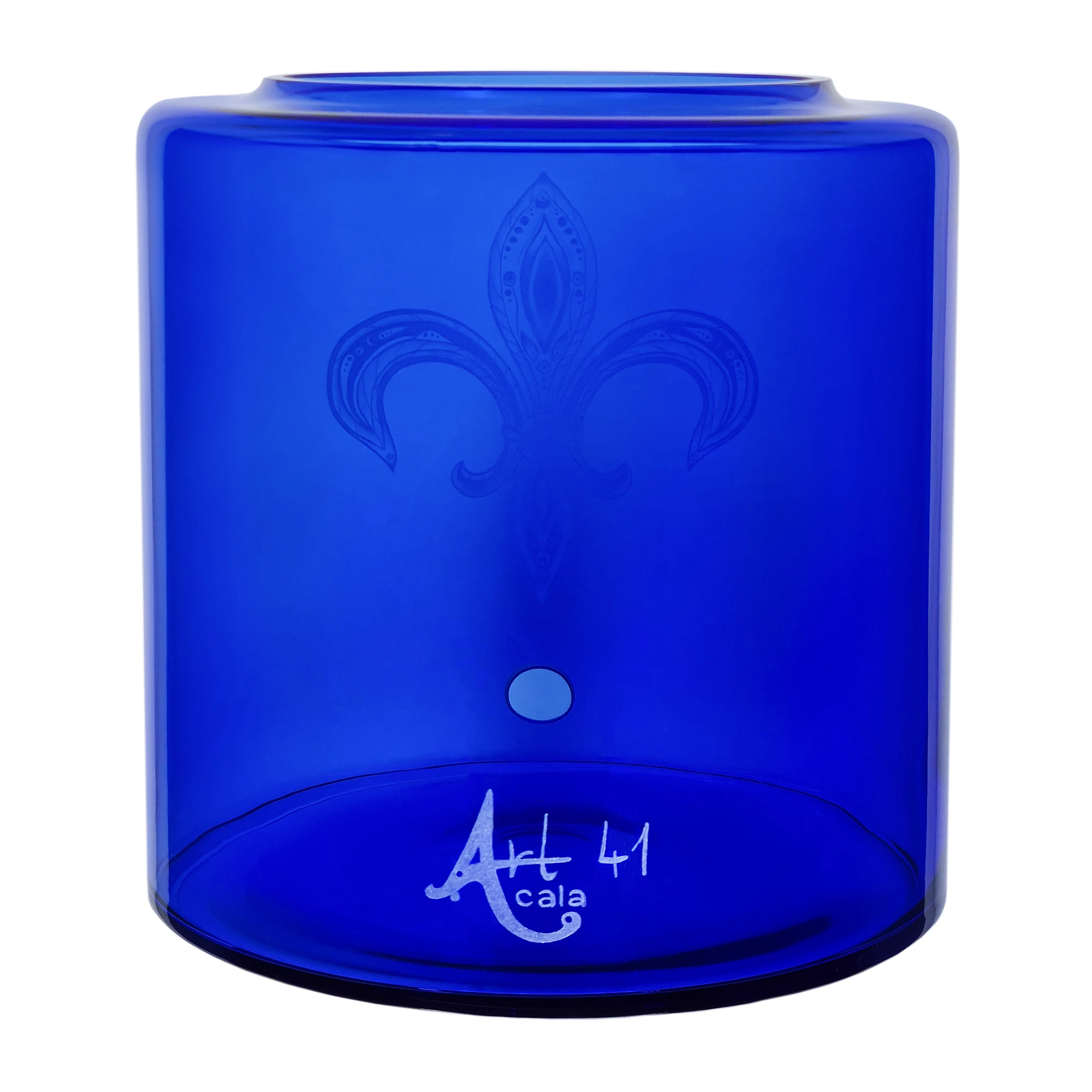 Vorratstank für einen Acala Wasserfilter Mini mit einer Handgravur. Die Gravur zeigt, auf blauem Glas, einer Lilie in der filigrane Muster sind. Ansicht von hinten.