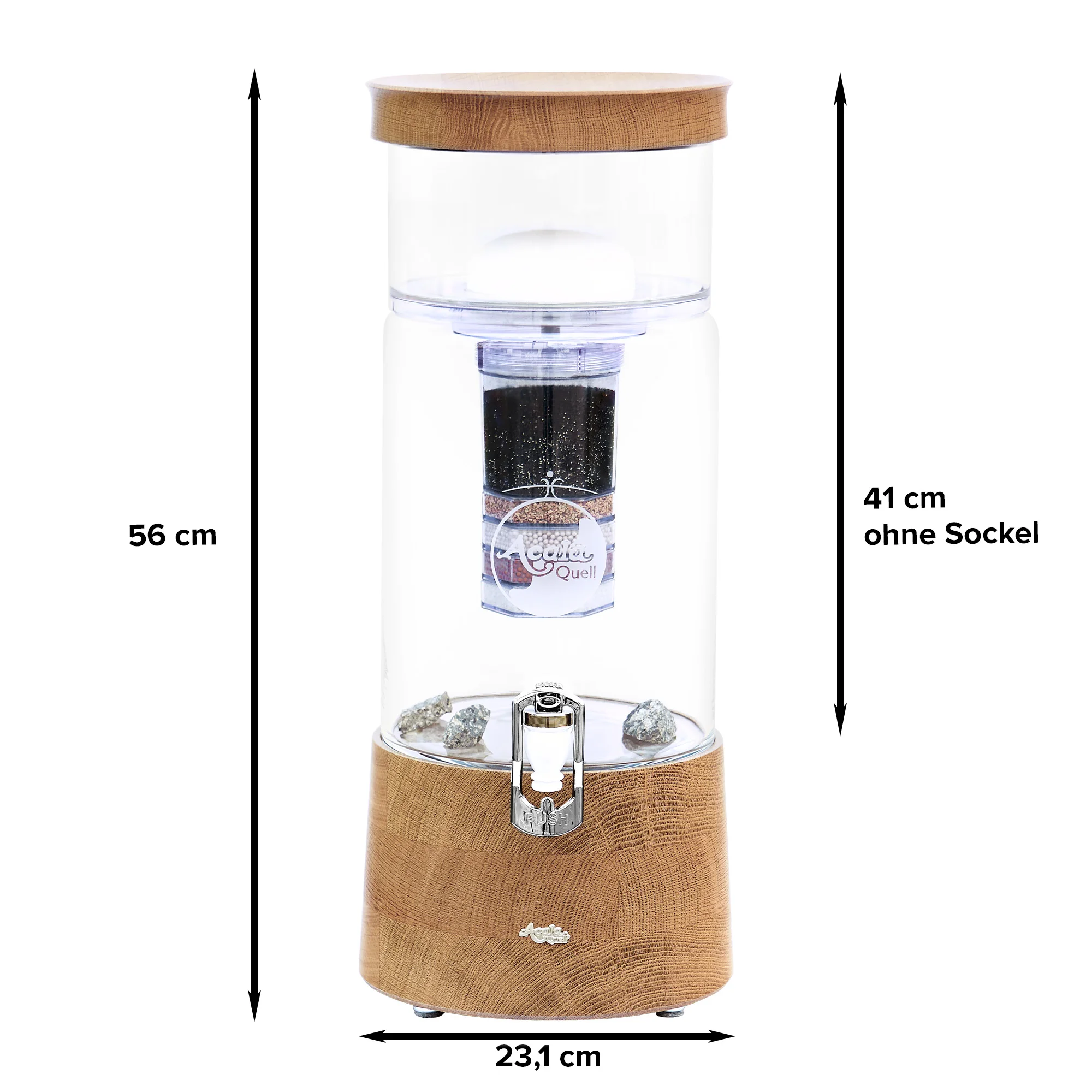 Zu sehen ist der AcalaQuell Midi in kristallklar mit Filterkartusche, Keramikfilter und einem weißen Hahn. Deckel und Sockel sind aus Eiche Echtholz. Auf dem Sockel ist ein kleines, silbernes Acala Logo. Seitlich und unten am Filter stehen Maße.