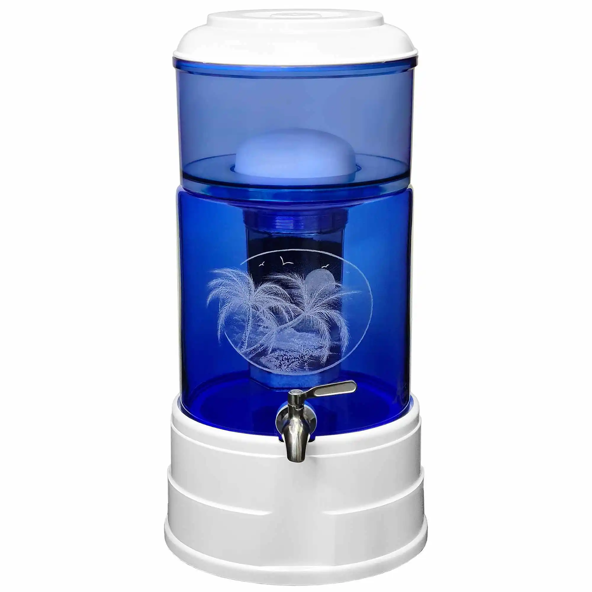 Ein Acala Standwasserfilter aus blauem Glas auf, dass ein tropische Szene mit Palmen und Meer graviert ist.