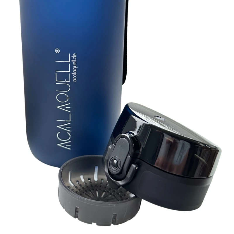 Tritanflasche Travelgo in Blau mit Zoom auf Rückhaltsieb und Deckel