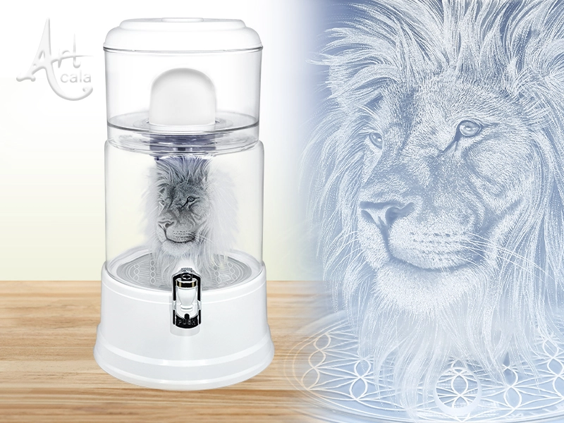 Zu sehen ist ein Acala Standfilter in kristallklar – weiß. Auf dem Glastank in klar sieht man einen gravierten Löwenkopf. Rechts daneben sieht man die Gravur in Großaufnahme. Das Bild zeigt einen Filter aus der Acala Art Reihe.