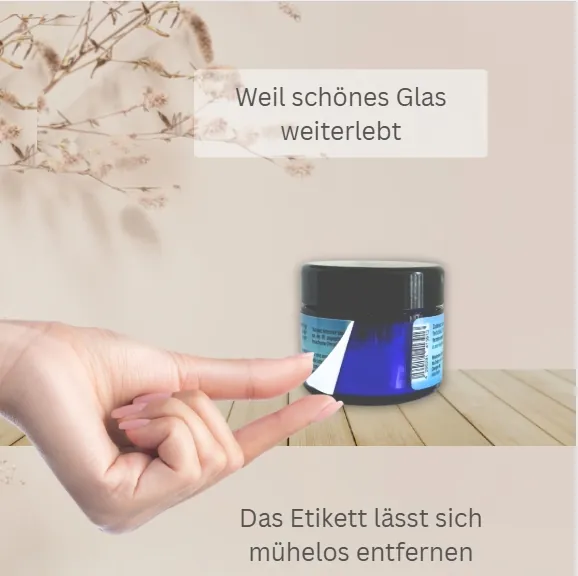 Das Etikett lässt sich sehr leicht lösen Eine Frauenhand zieht an dem Etikett von dem blauen Glas