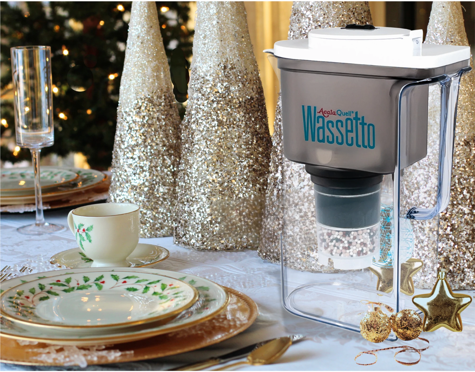 AcalaQuell Kannen Wasserfilter Wassetto in weiß auf festlich gedecktem, weihnachtlich geschmücktem Tisch.