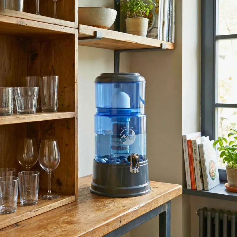 Der Wasser fällt das Smart Steht im Esszimmer auf einem Regal