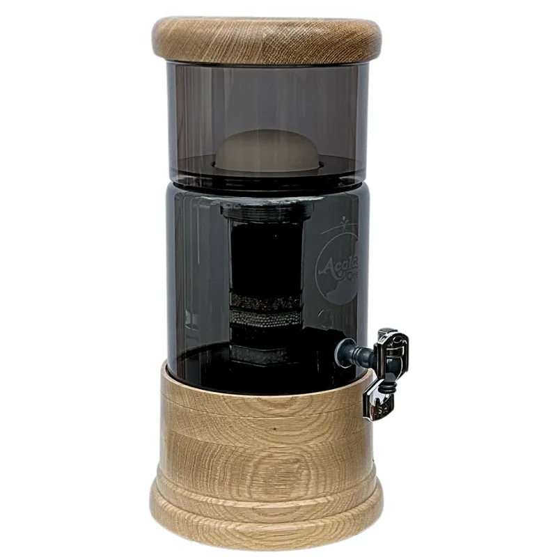 Wasserfilter mit Holzsockel und Deckel in Eiche. Das Glas ist anthrazitfarbig.