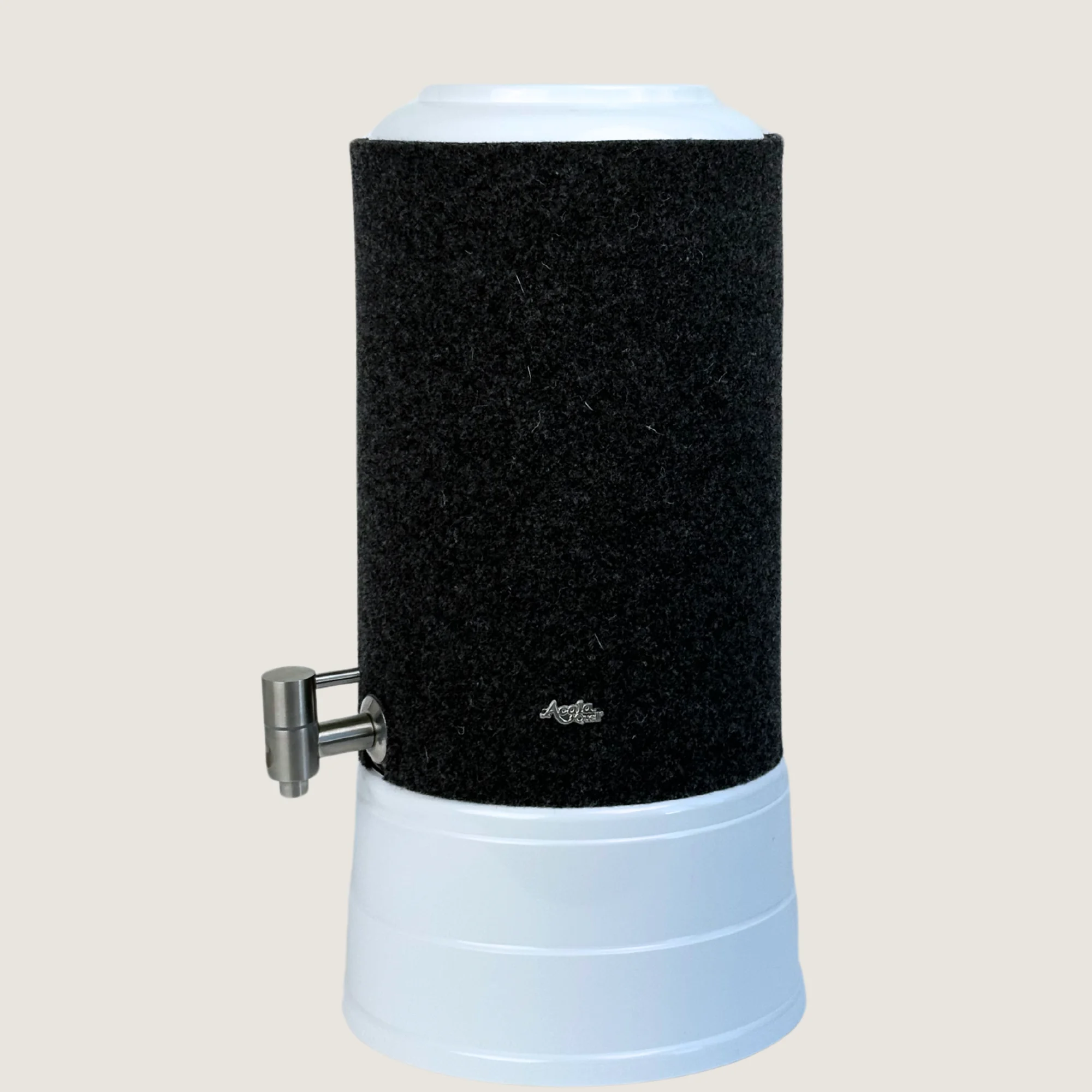 AcalaQuell Mini mit Sockel und Deckel in weiß, Edelstahl Wasserhahn und Schurwolle Lichtschutzüberzug in anthrazit.