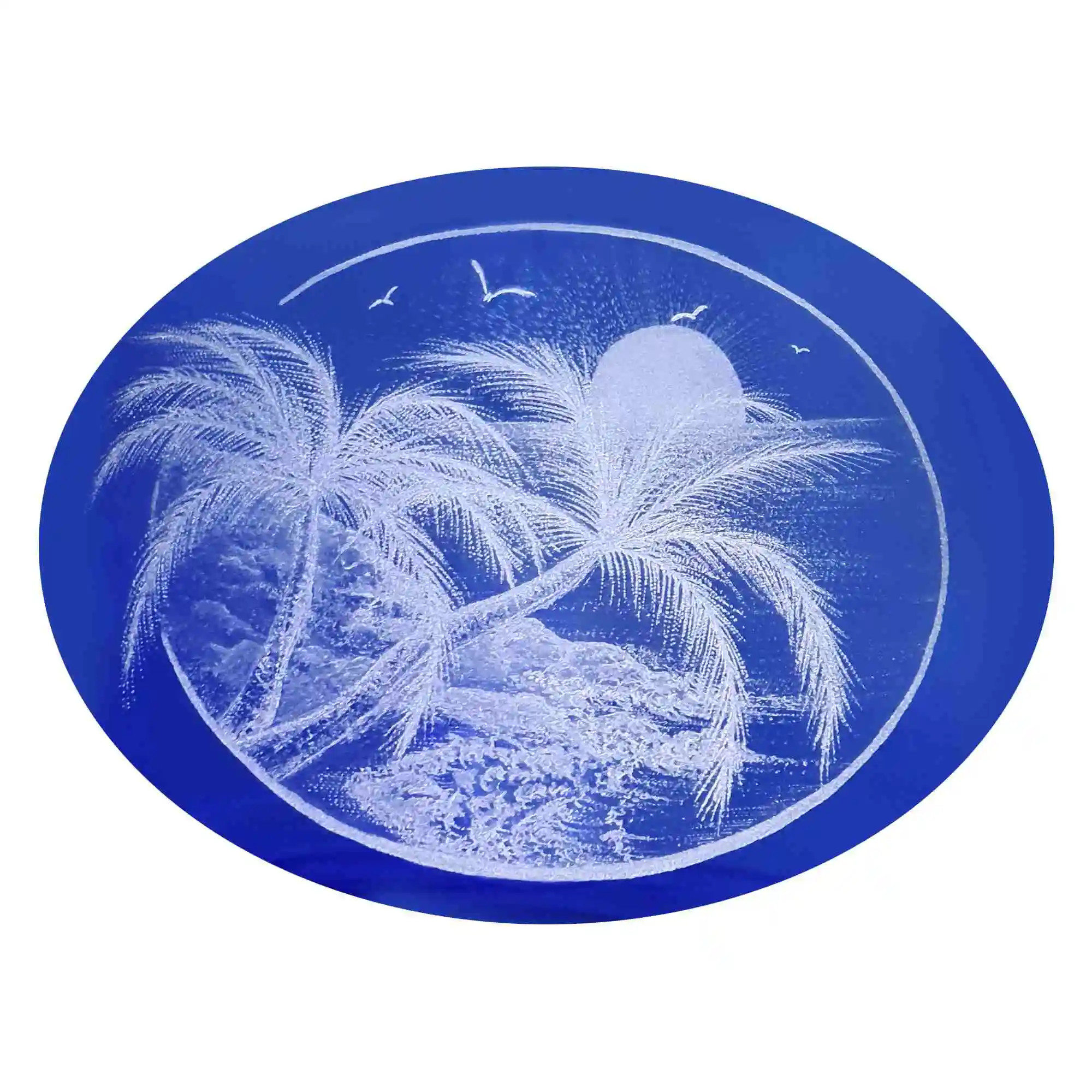 Nahaufnahme der Gravur auf blauem Glas, die Gravur zeigt eine tropischen Szene mit Palmen und Meer.