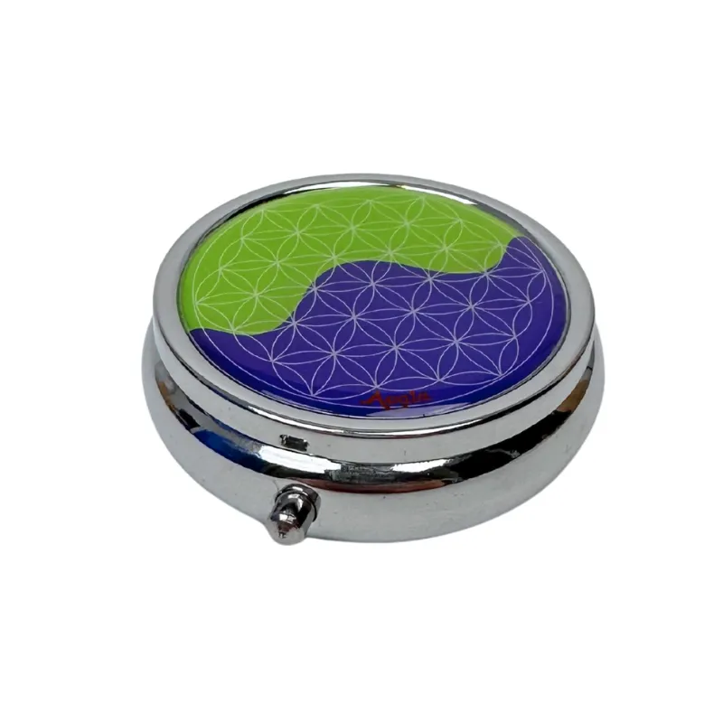 Pillendose für unterwegs mit Blume des Lebens auf dem Deckel in blaugrün gehalten