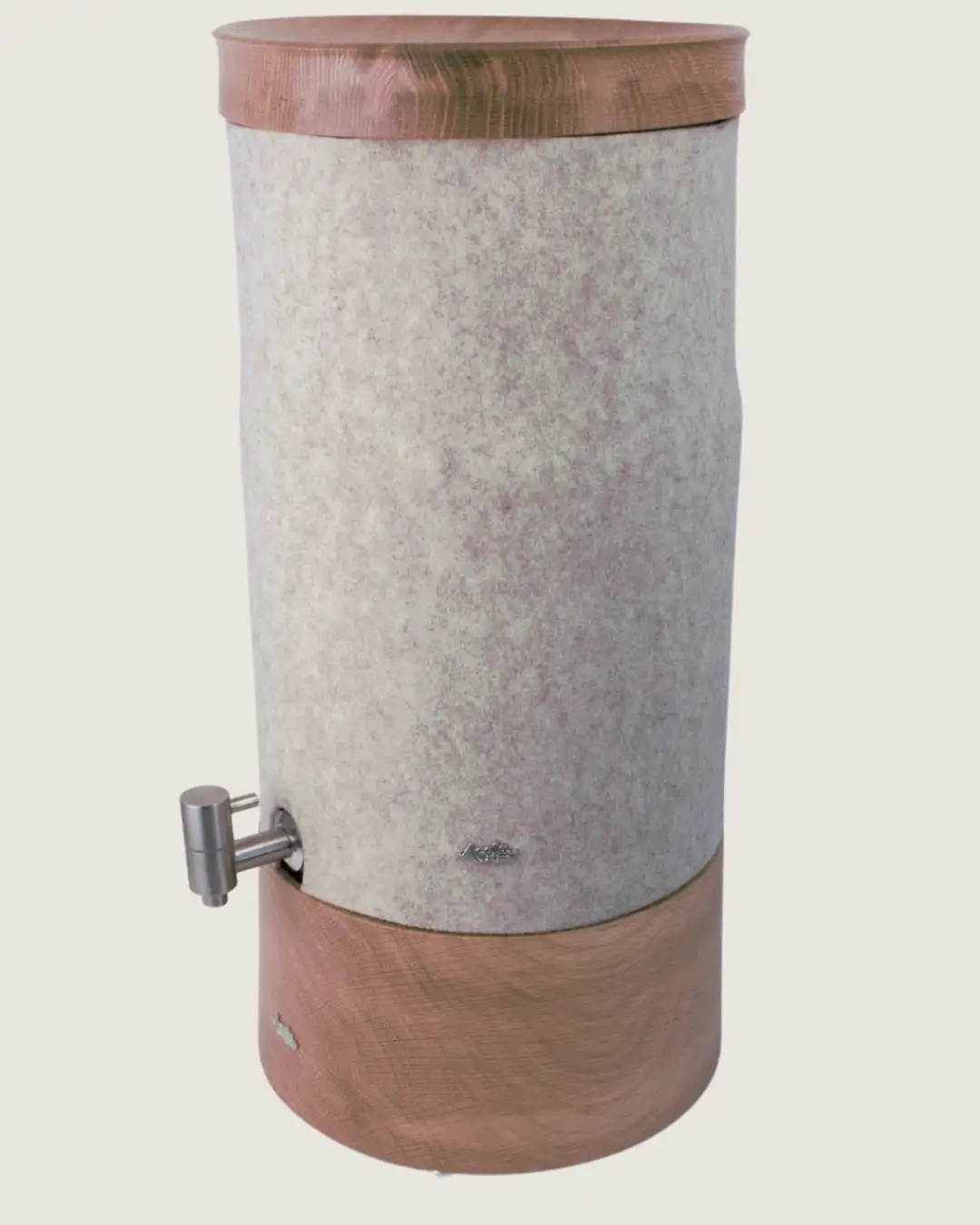Standwasserfilter Grande von Acala mit Eiche Echtholz Deckel und Sockel und Schurwolle Lichtschutz in beige.