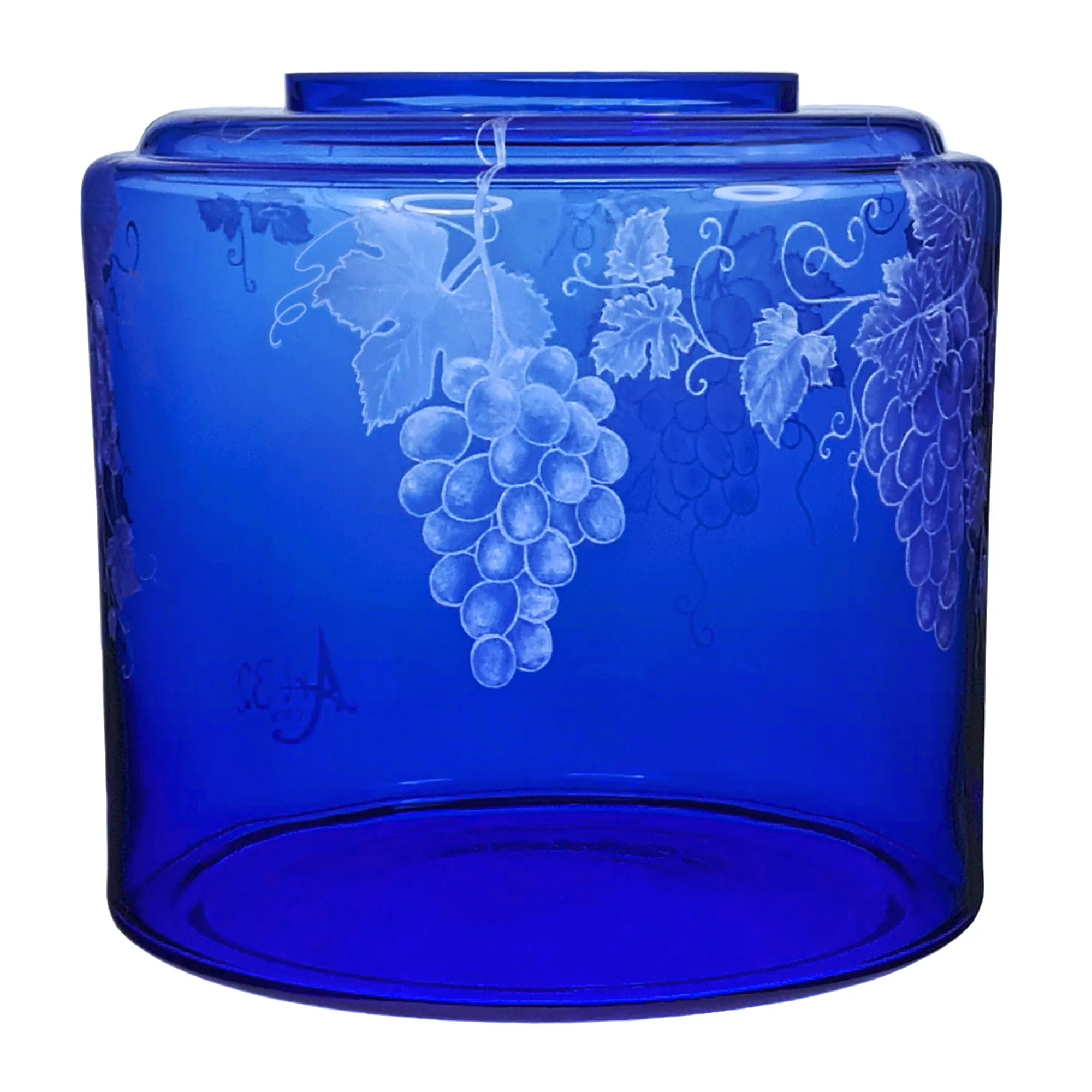 Vorratstank für einen Acala Wasserfilter Mini mit einer Handgravur. Die Gravur zeigt, auf blauem Glas, Traubenranken und Blätter.Ansicht von links.