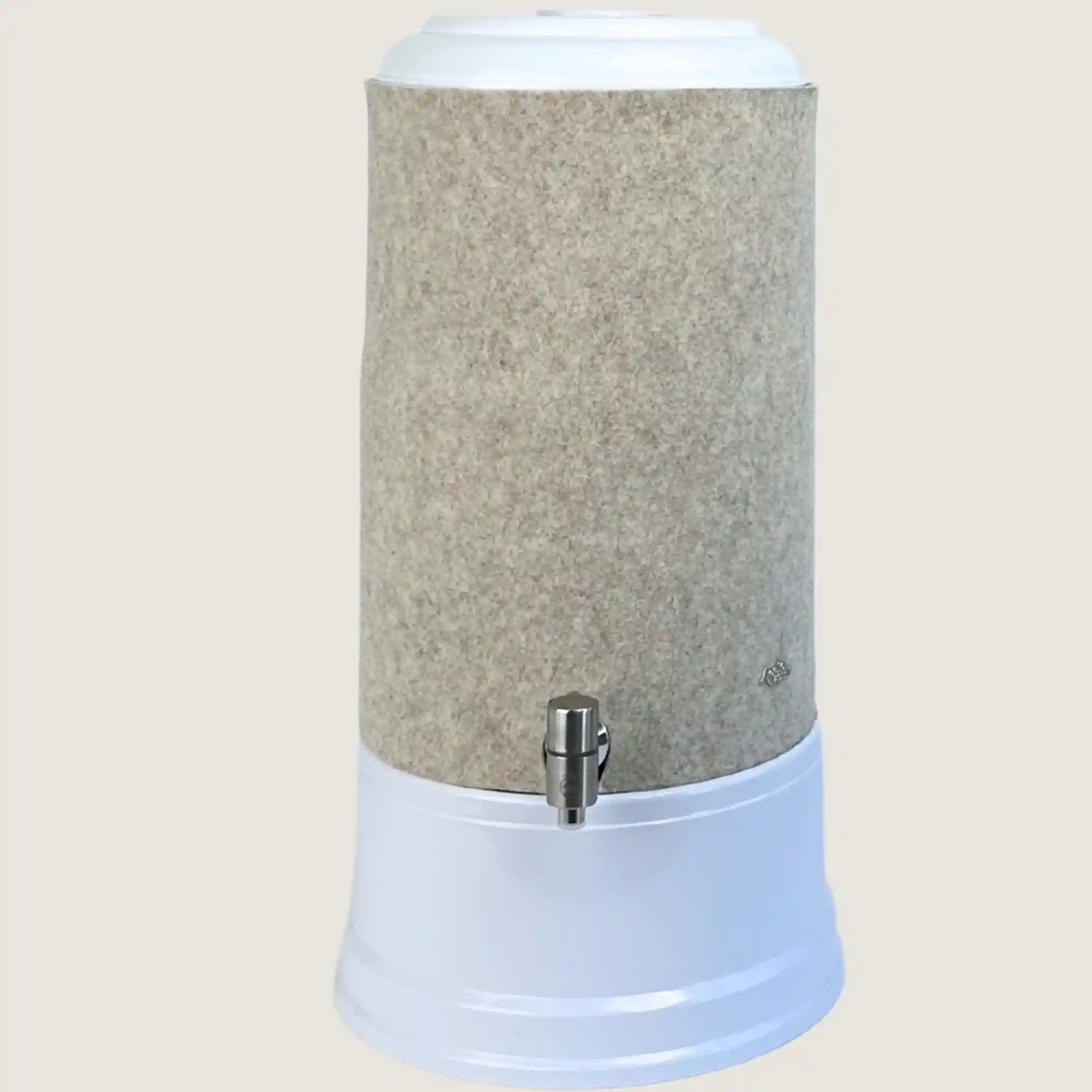 AcalaQuell Smart mit Sockel und Deckel in weiß, Edelstahl Wasserhahn und Schurwolle Lichtschutzüberzug in beige.