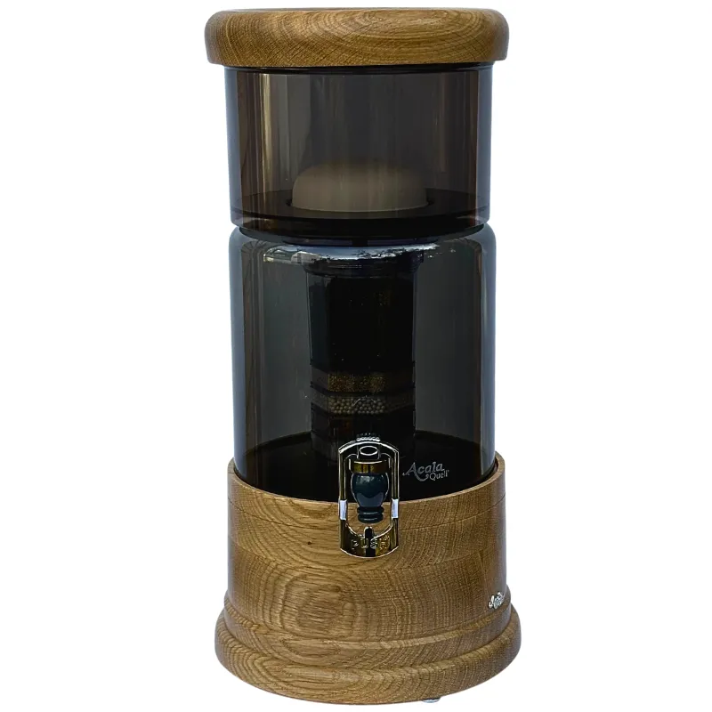 Kompakter AcalaQuell Mini Wasserfilter in Antrazit mit Glastank sowie rundem Deckel und Sockel aus massiver Eiche.