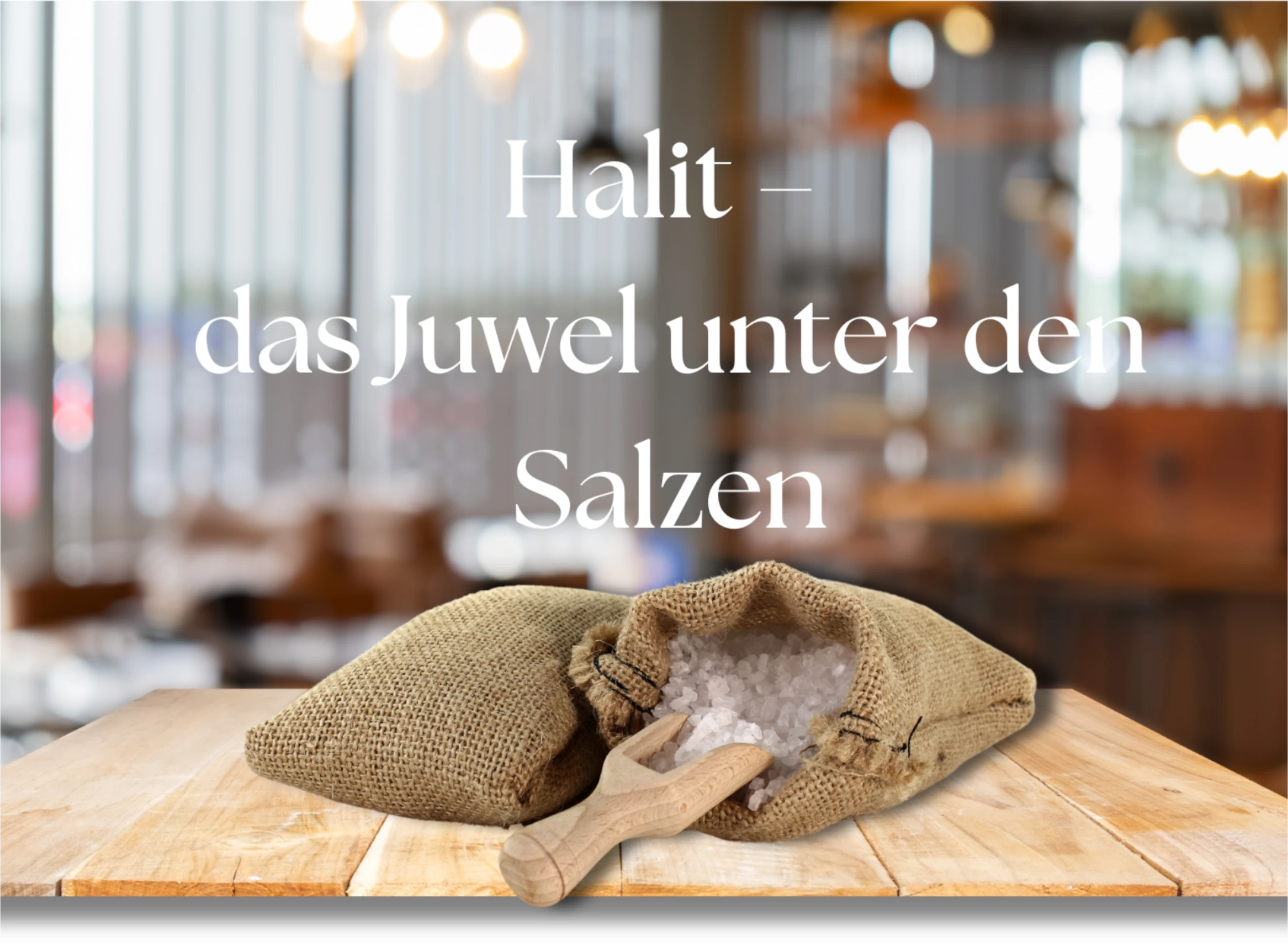 Halit-Salz Granulat 1 kg Halitsalz in grober Körnung in eine jutesäckchen mit einem hozlöffel auf Holztisch