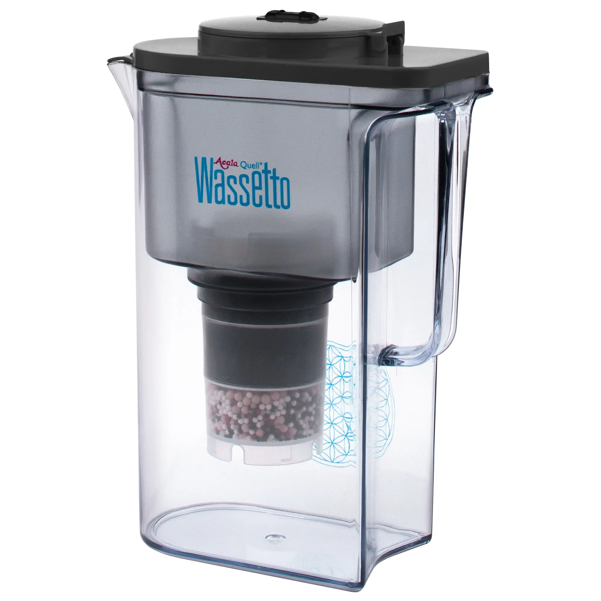 Zu sehen ist der Acala Wassetto Kannen Wasserfilter inklusive einer Filterkartusche und einem Mikroschwamm mit Deckel in anthrazit vor weißem Hintergrund. Man schaut schräg auf die Front des Filters und sieht den Aufdruck AcalaQuell Wassetto.
